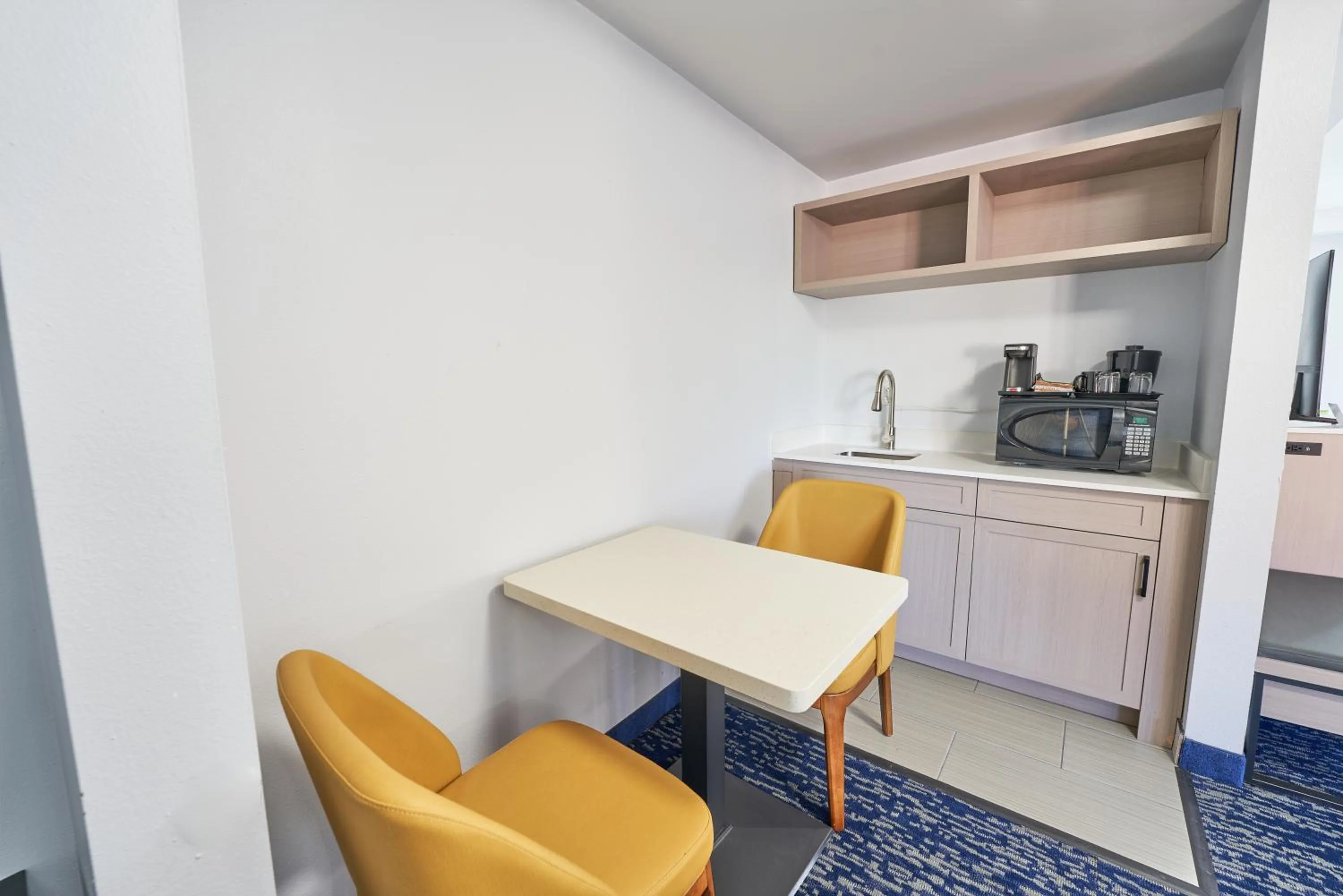 Coffee/tea facilities in All Seasons Inn & Suites