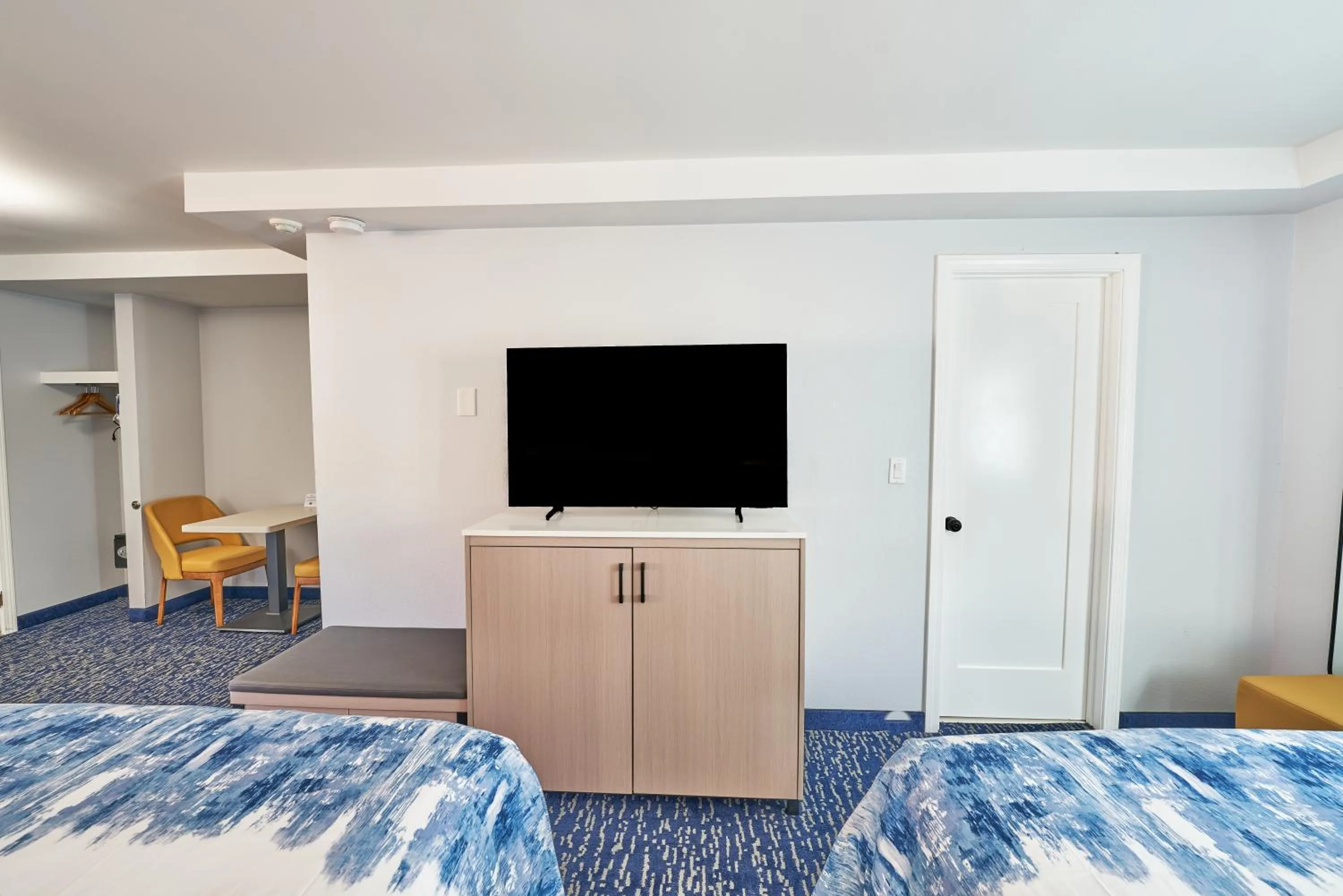 TV and multimedia, Bed in All Seasons Inn & Suites