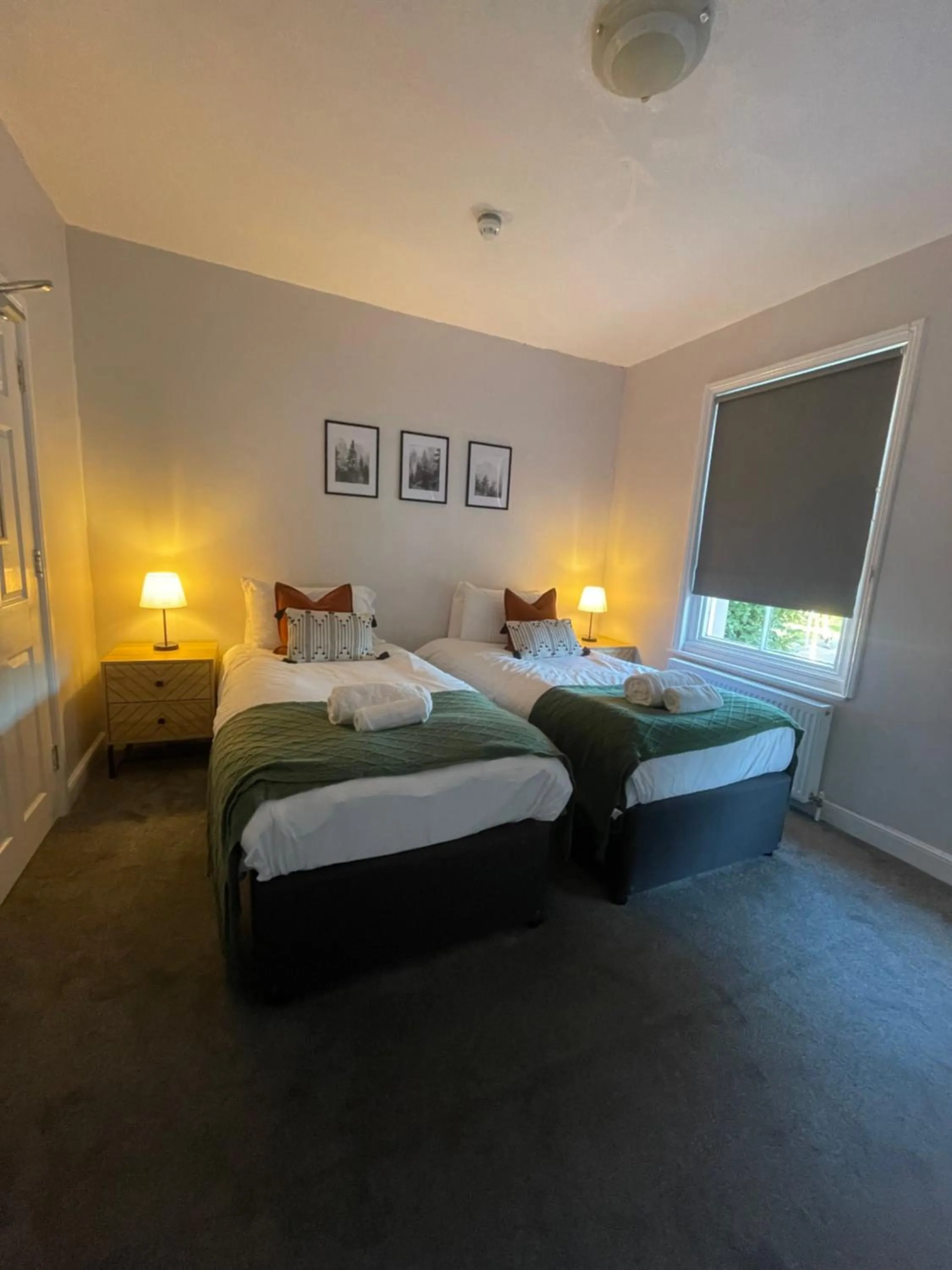 Photo of the whole room, Bed in The Sydney Arms