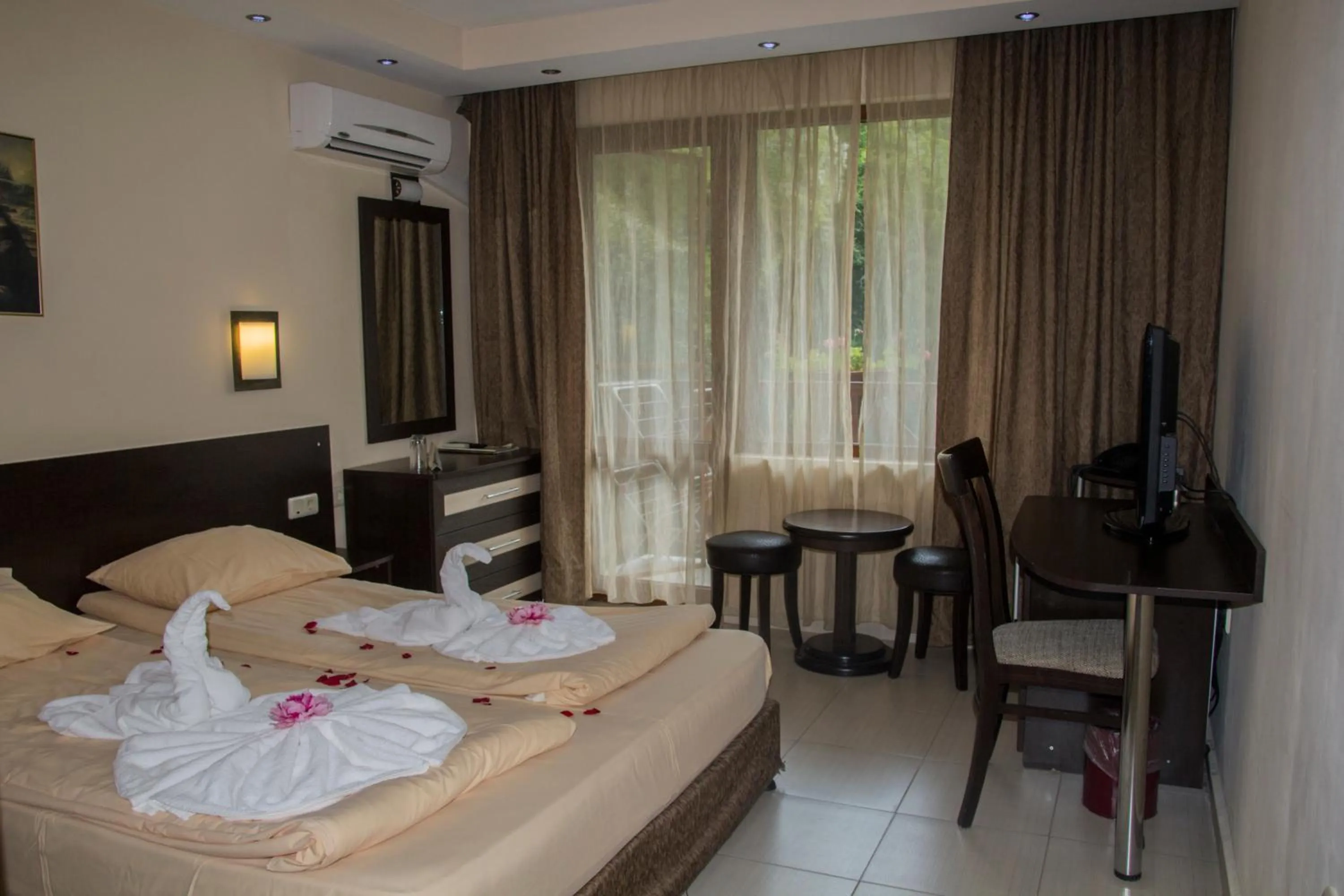 Photo of the whole room, Bed in Family Hotel Delta