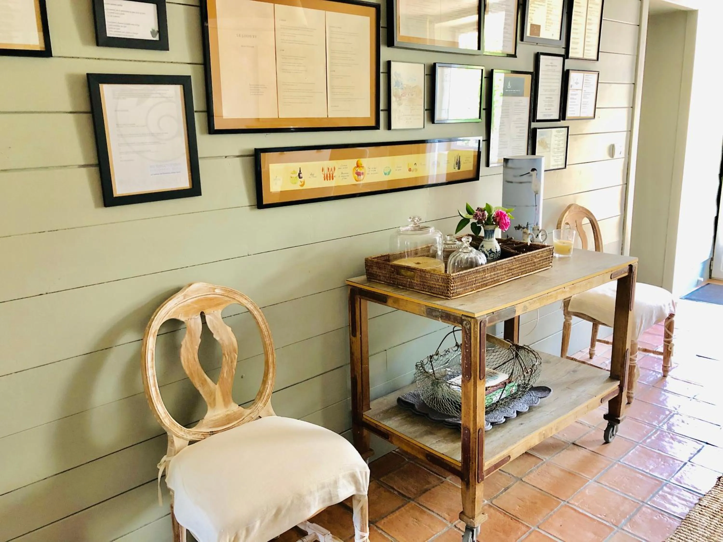 Dining area in Du Côté de l'Ombrière