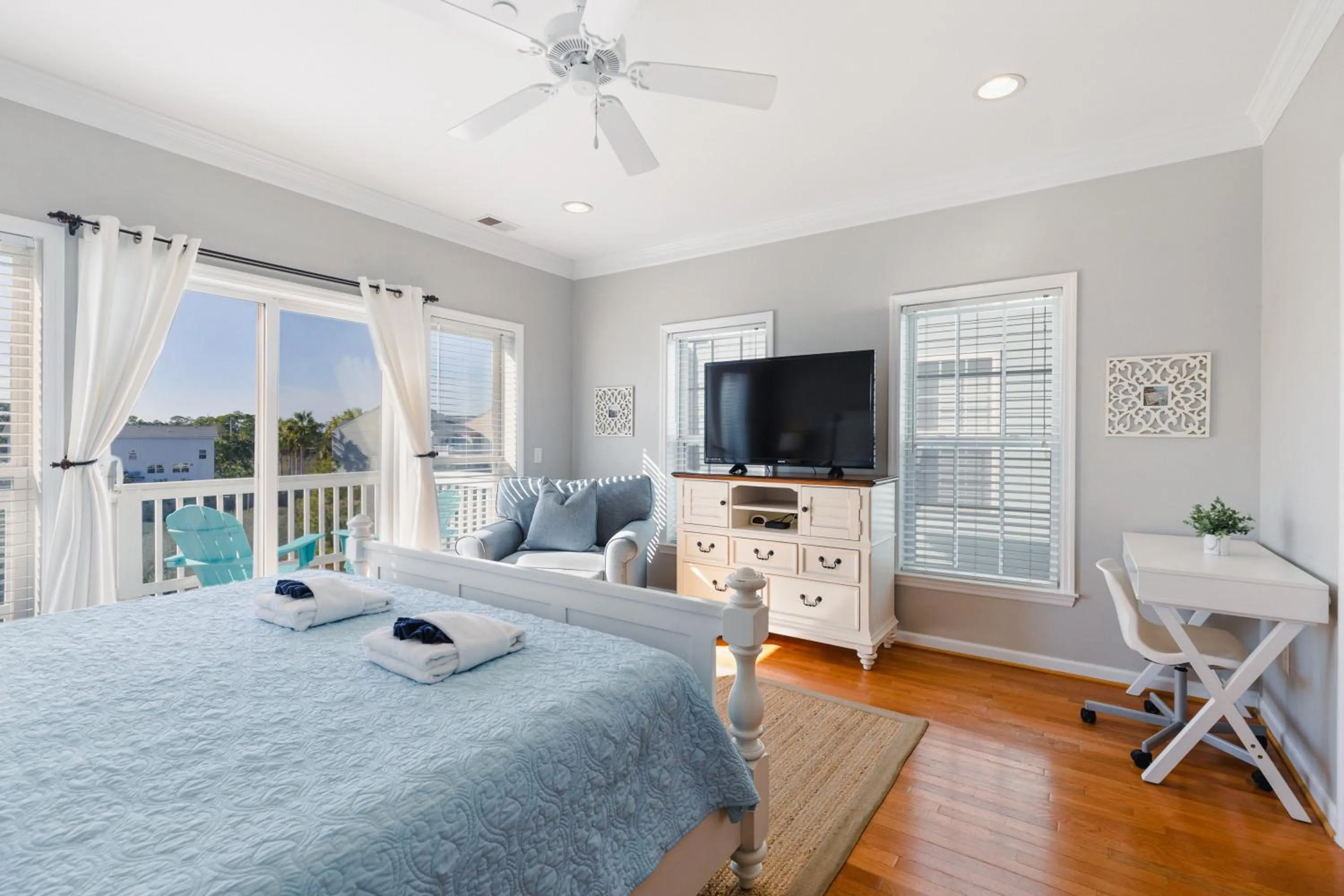 Bed in 91 Waters Edge Folly Charm