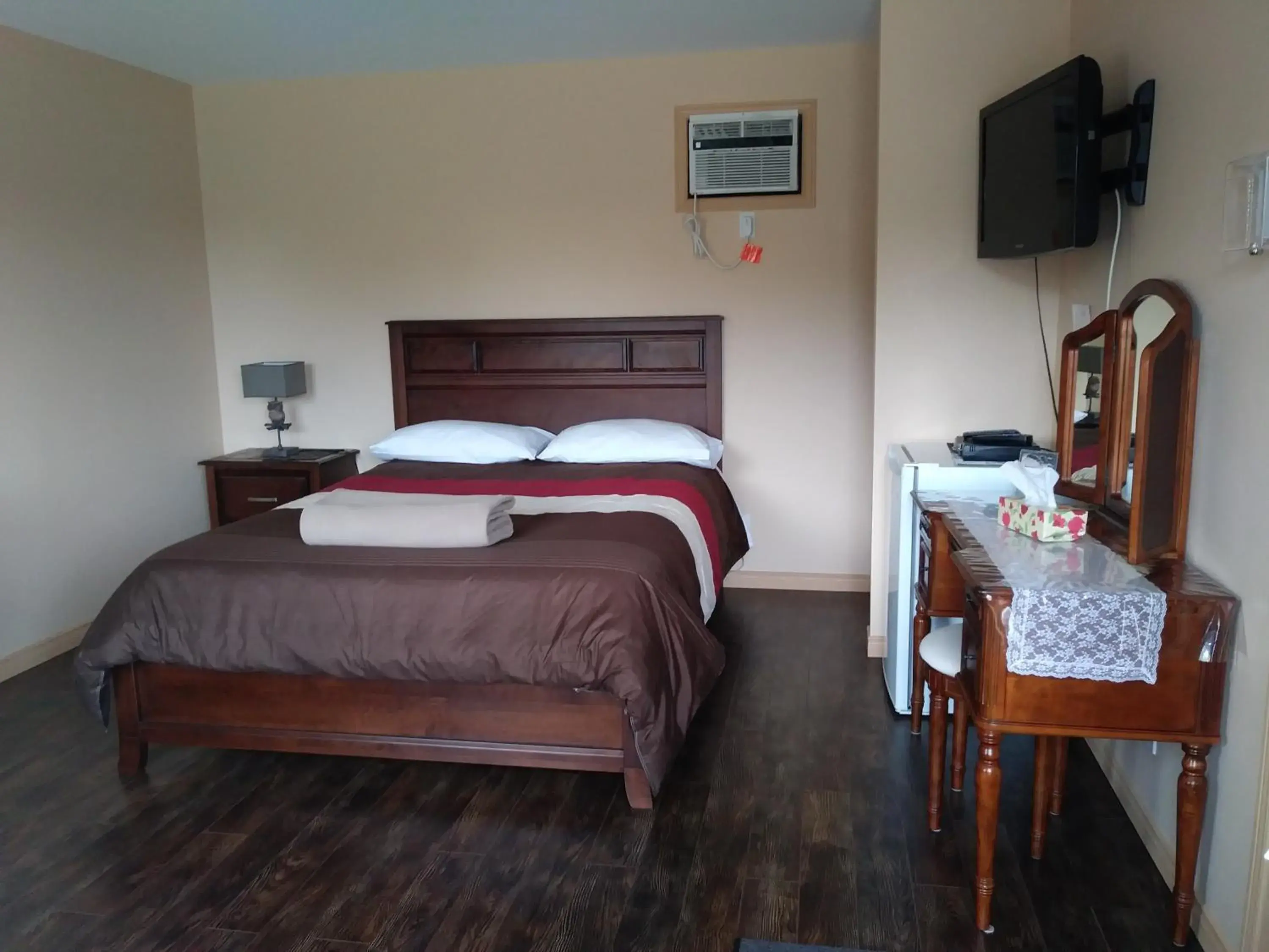 Queen Room in Motel la Maison de Travers Queen Room in Motel la Maison de Travers