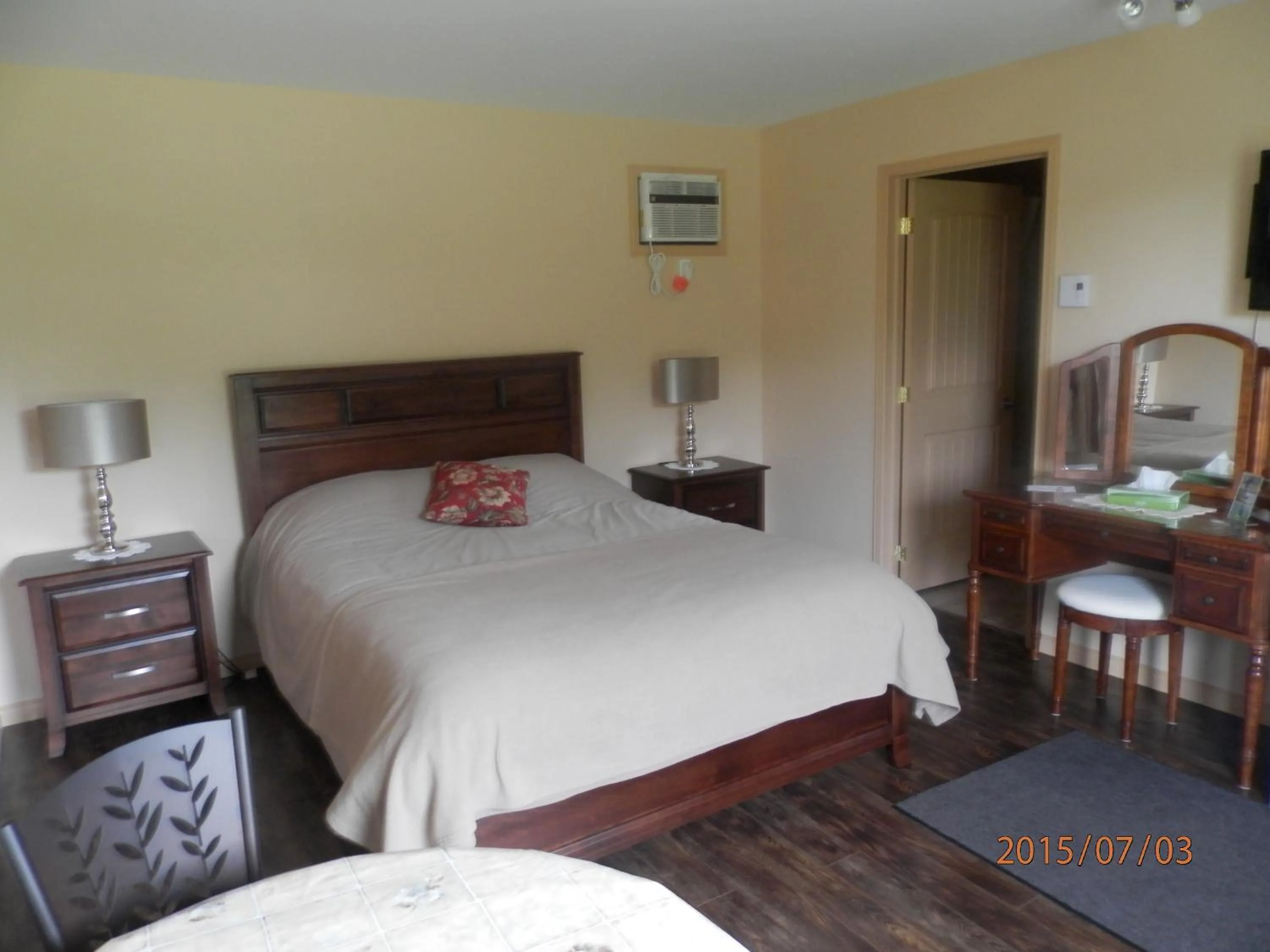 Photo of the whole room, Bed in Motel la Maison de Travers