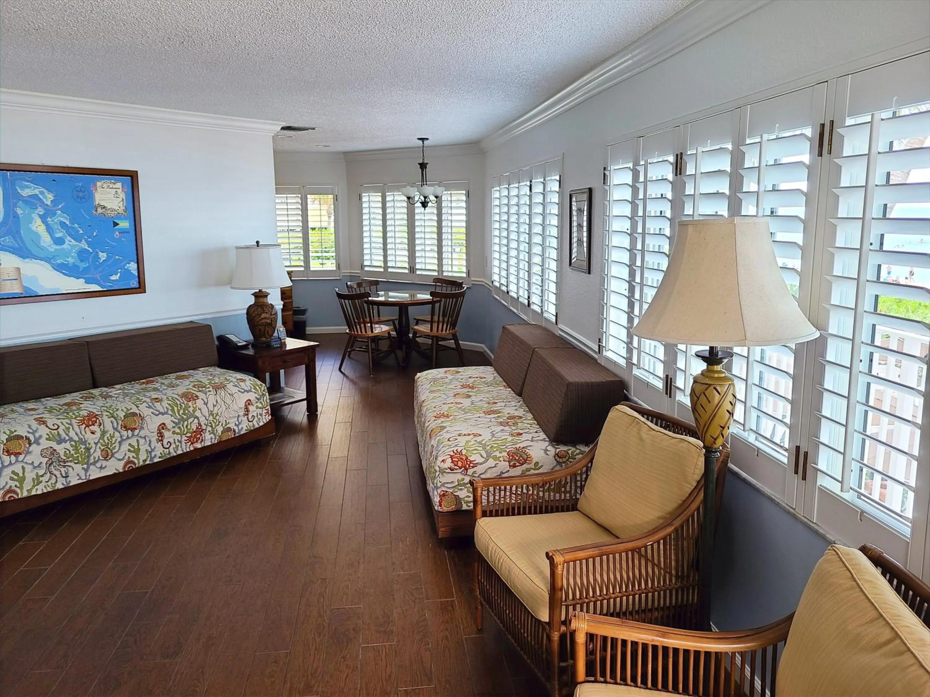 Living room, Bed in Vanderbilt Beach Resort