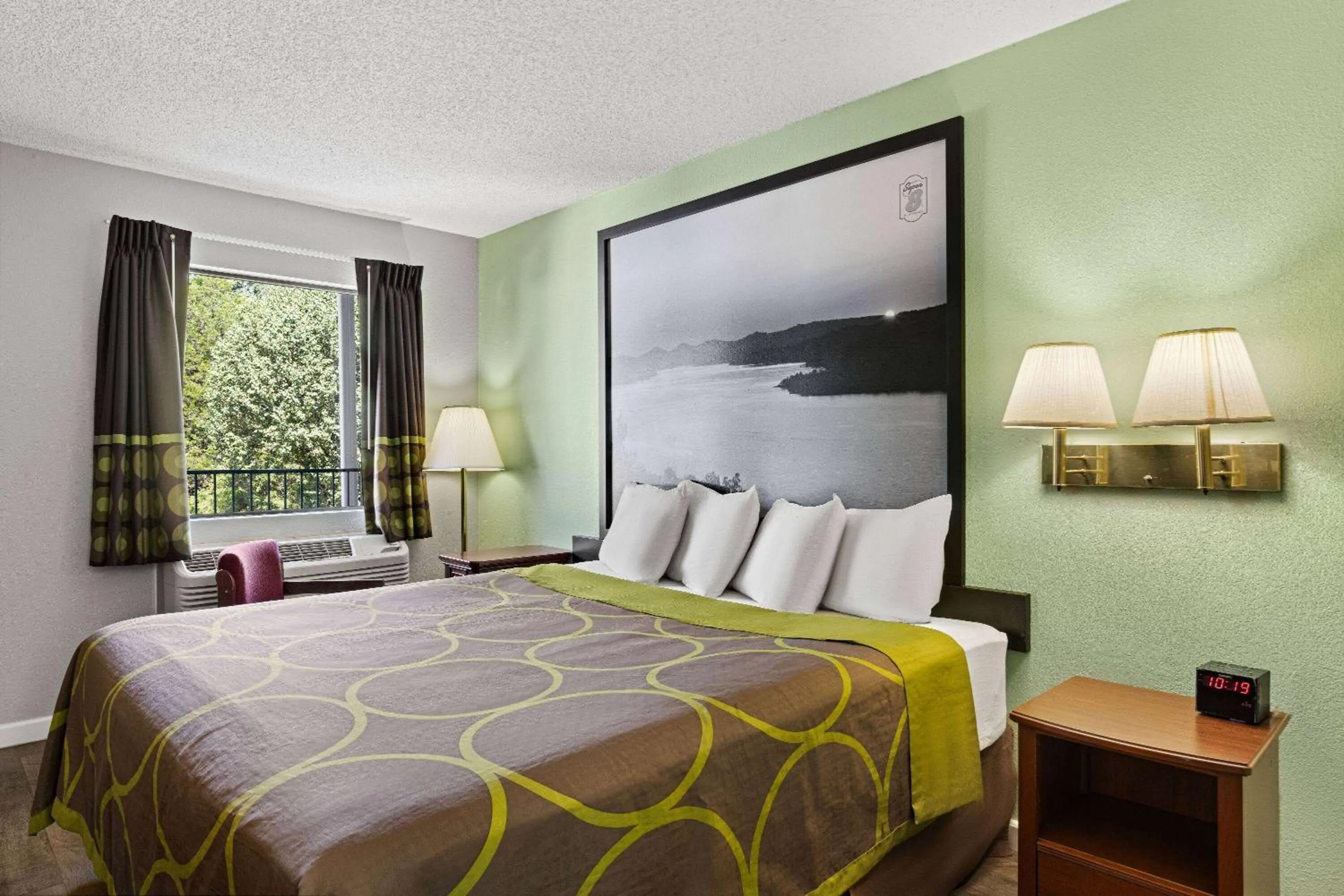 Photo of the whole room, Bed in Super 8 by Wyndham Branson - Shepherd of the Hills Exwy