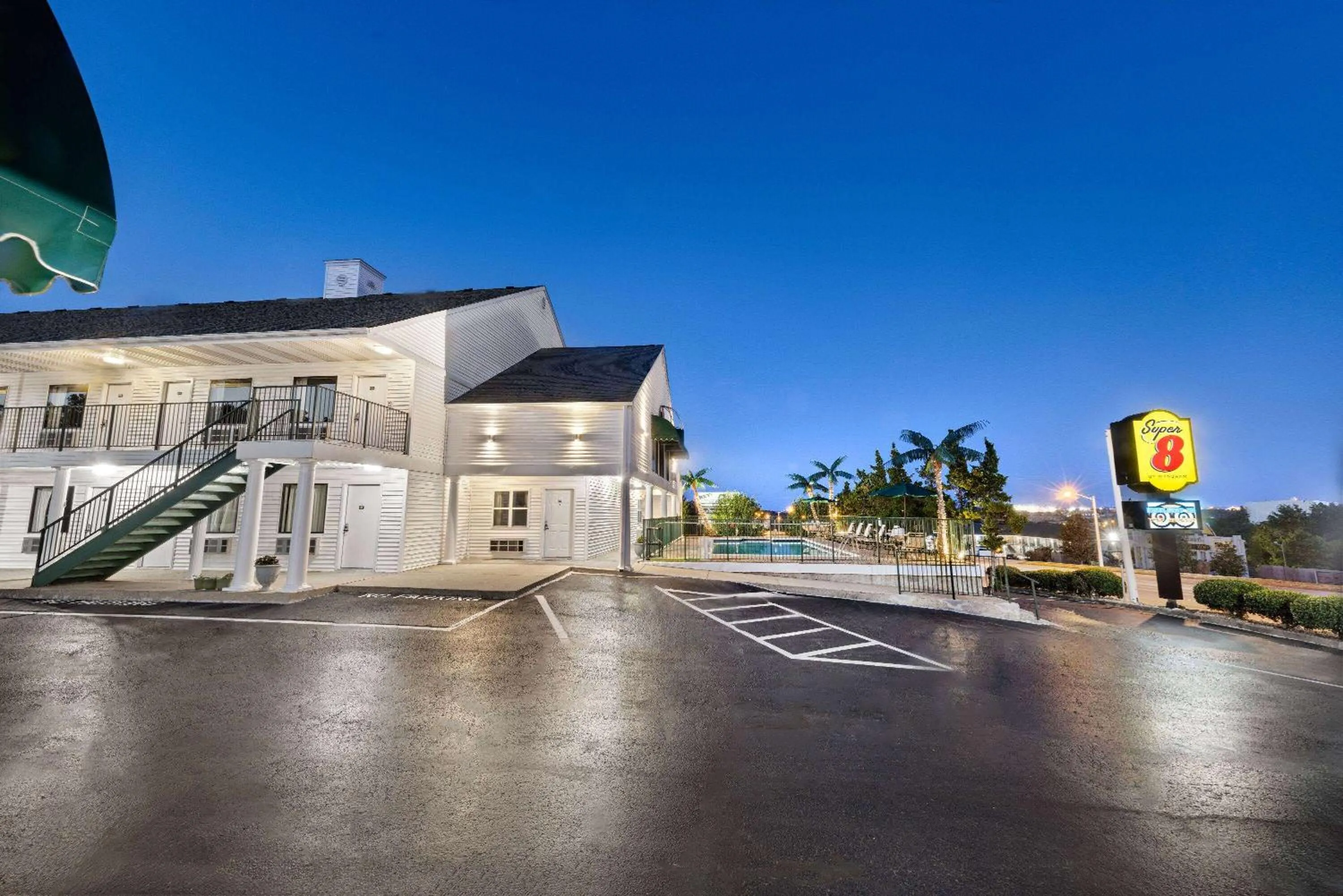 Property building in Super 8 by Wyndham Branson - Shepherd of the Hills Exwy