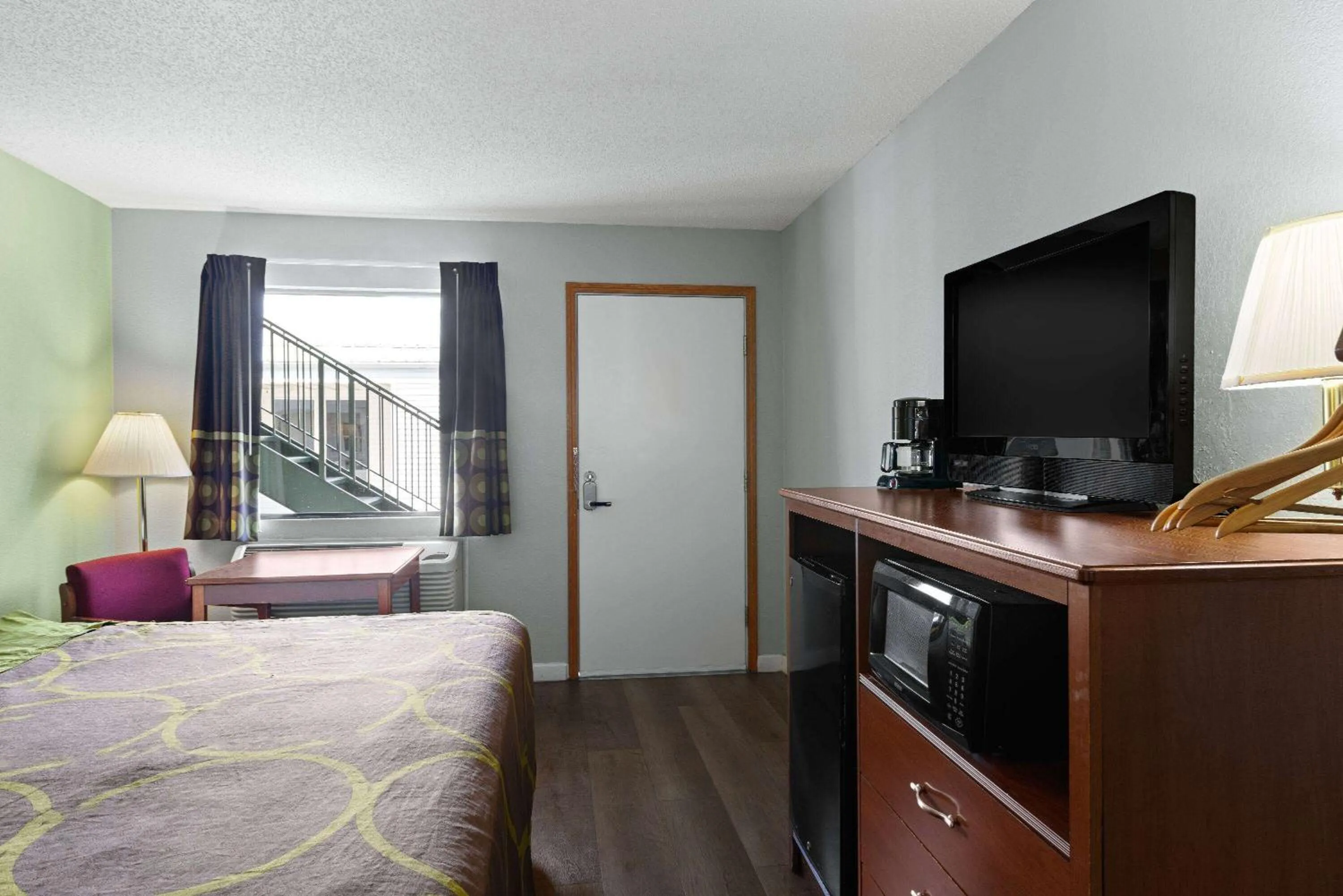 Photo of the whole room, Bed in Super 8 by Wyndham Branson - Shepherd of the Hills Exwy