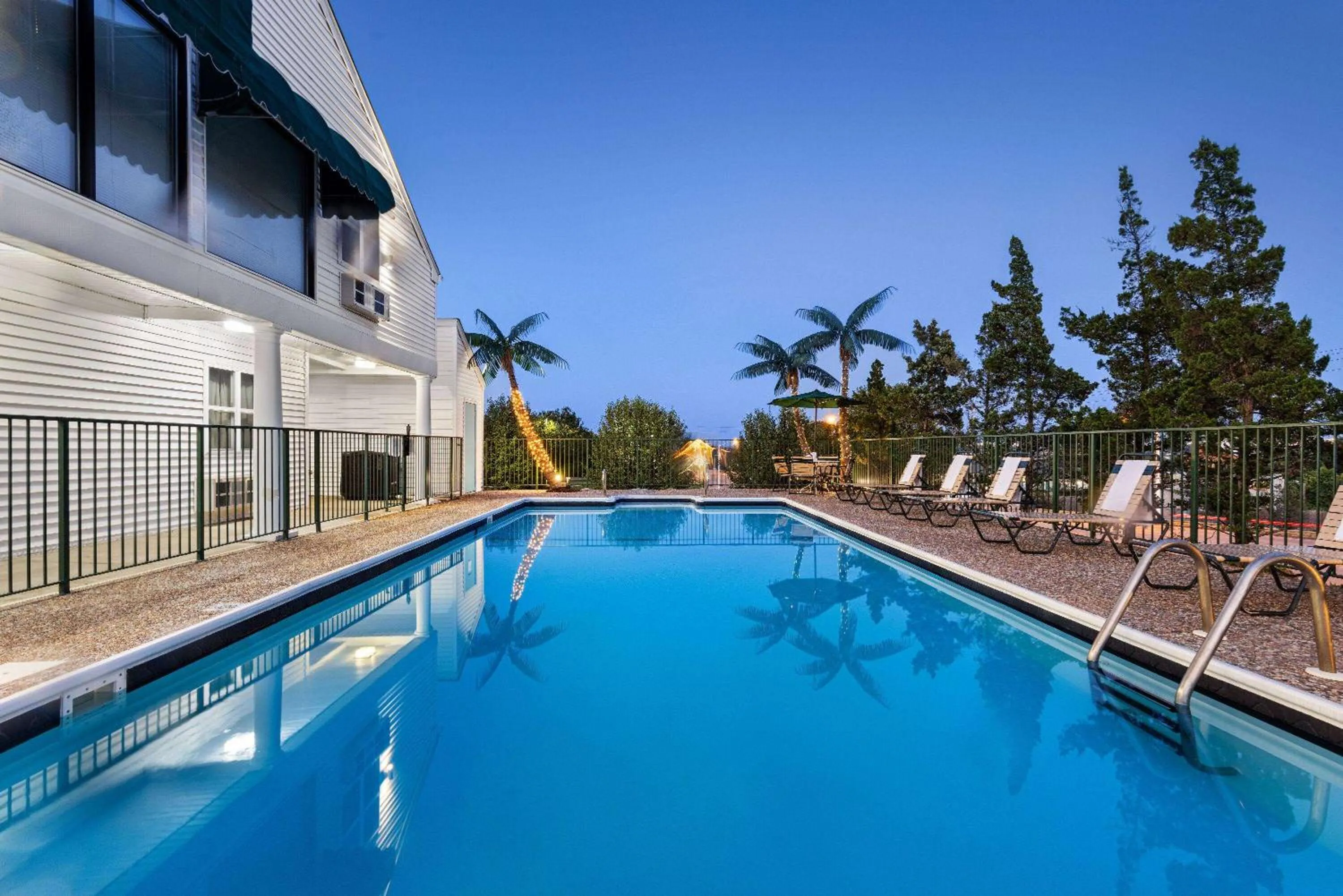 Swimming pool in Super 8 by Wyndham Branson - Shepherd of the Hills Exwy