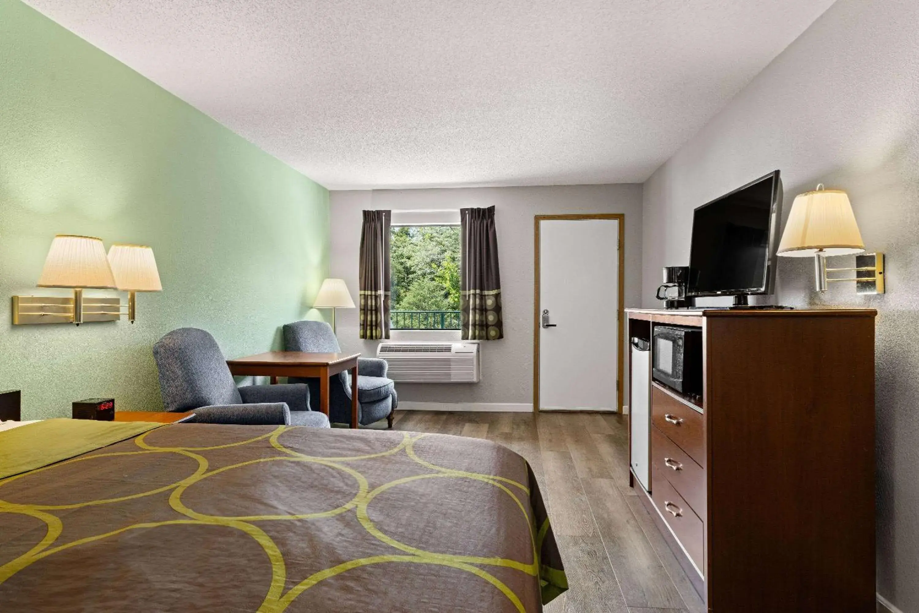 Deluxe King Suite - Non-Smoking in Super 8 by Wyndham Branson - Shepherd of the Hills Exwy Deluxe King Suite - Non-Smoking in Super 8 by Wyndham Branson - Shepherd of the Hills Exwy