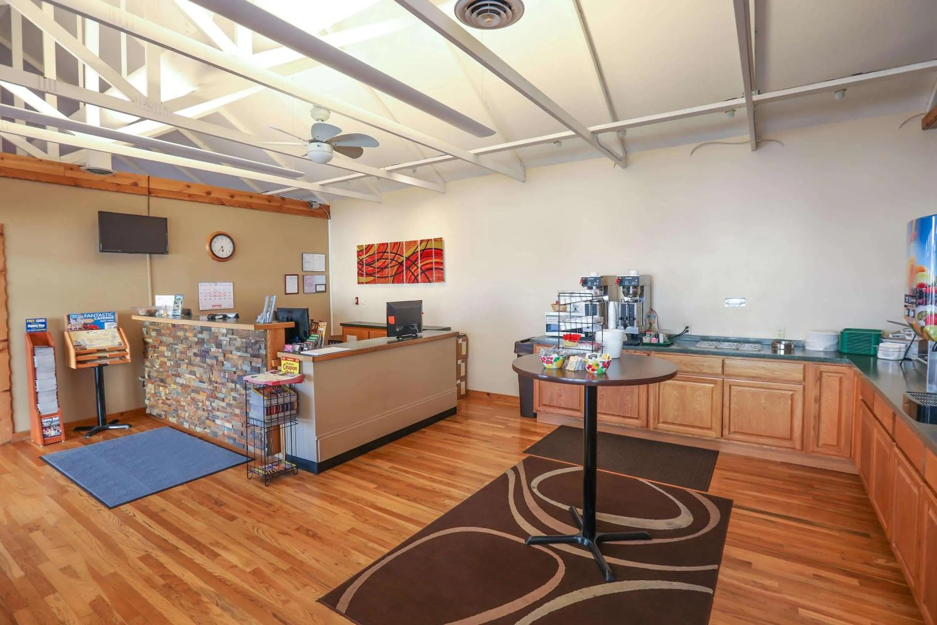 Lobby or reception in Super 8 by Wyndham Branson - Shepherd of the Hills Exwy