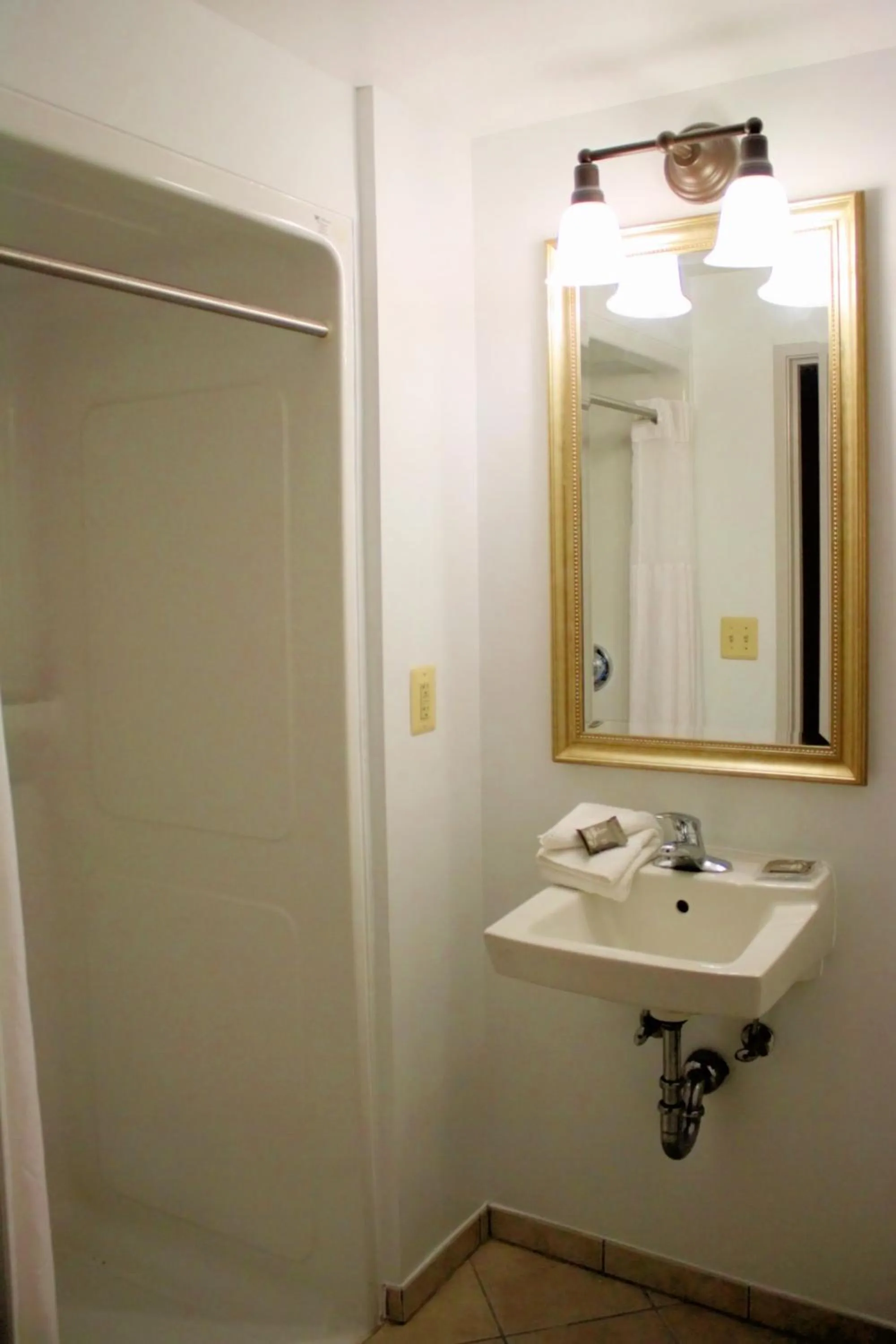 Bathroom in Country Inn & Suites by Radisson, BWI Airport Baltimore , MD
