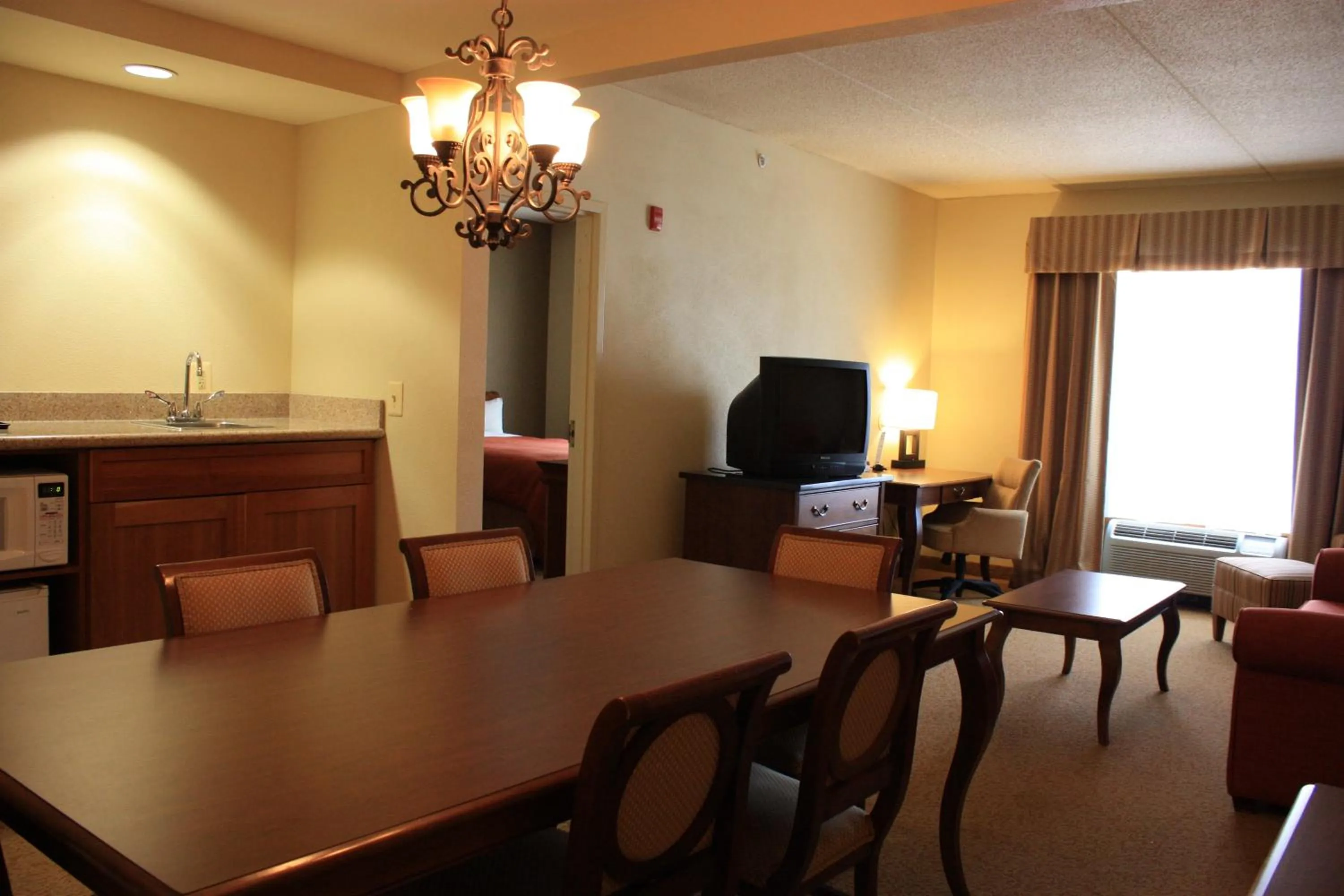 Living room in Country Inn & Suites by Radisson, BWI Airport Baltimore , MD