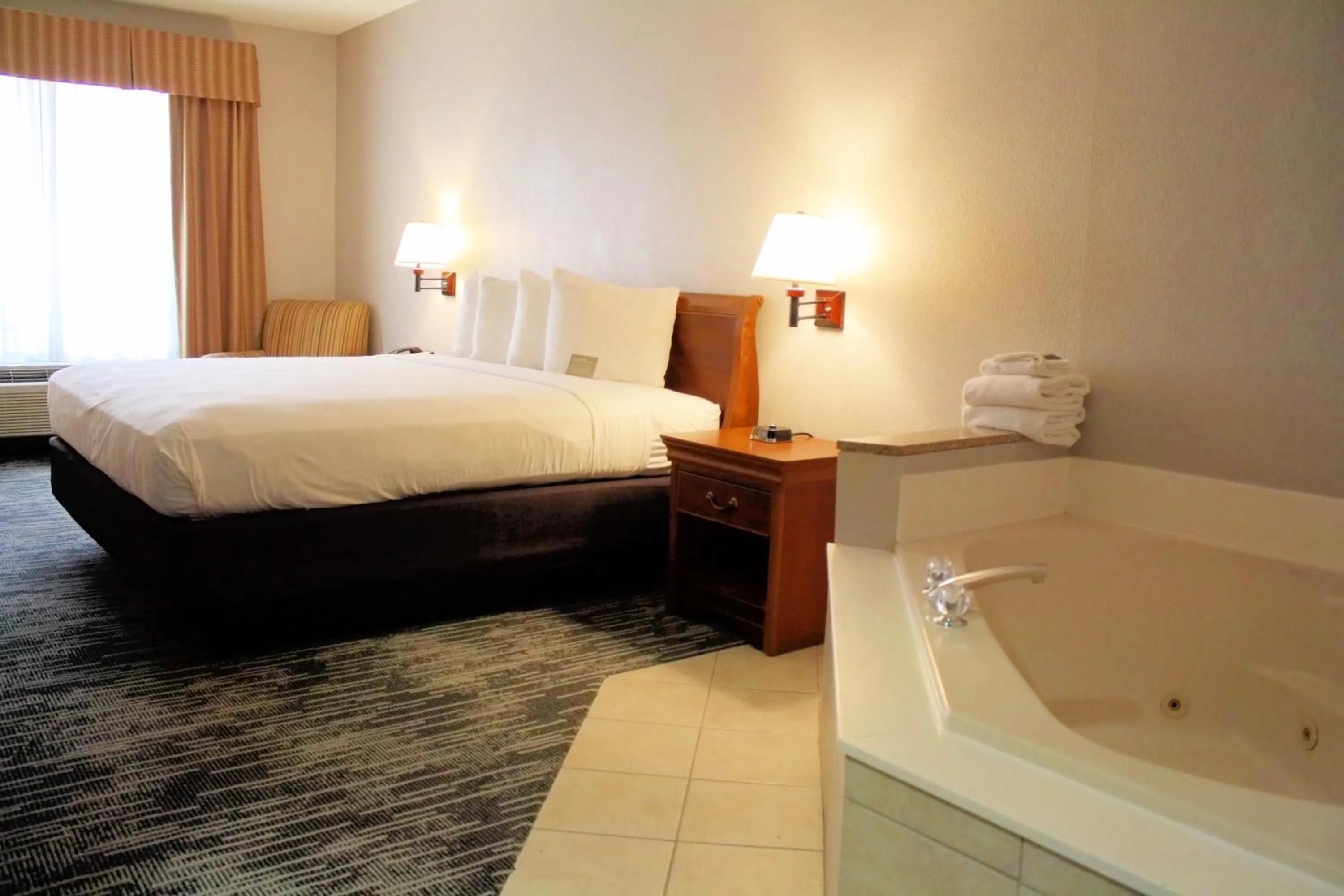 Bed in Country Inn & Suites by Radisson, BWI Airport Baltimore , MD