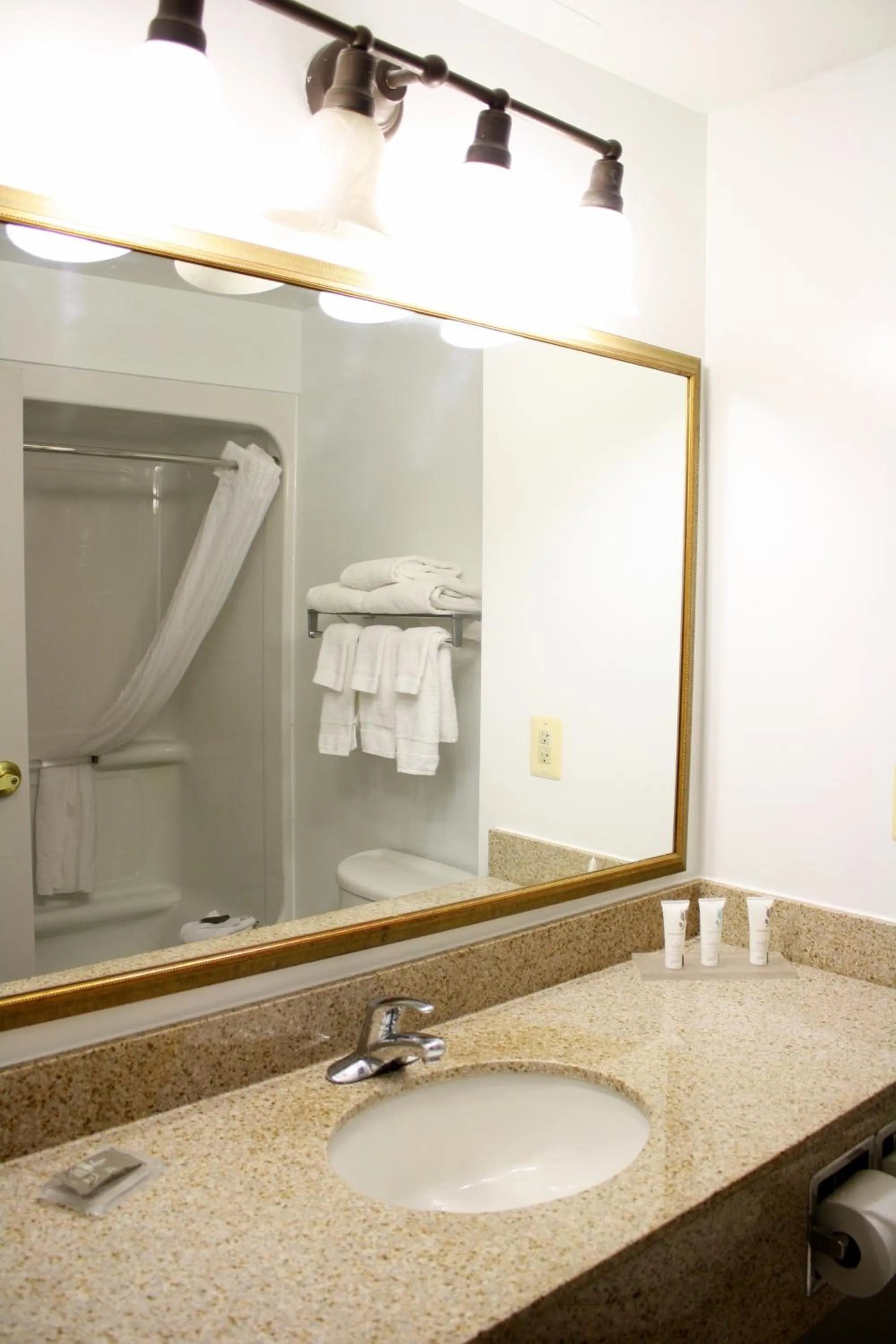 Bathroom in Country Inn & Suites by Radisson, BWI Airport Baltimore , MD