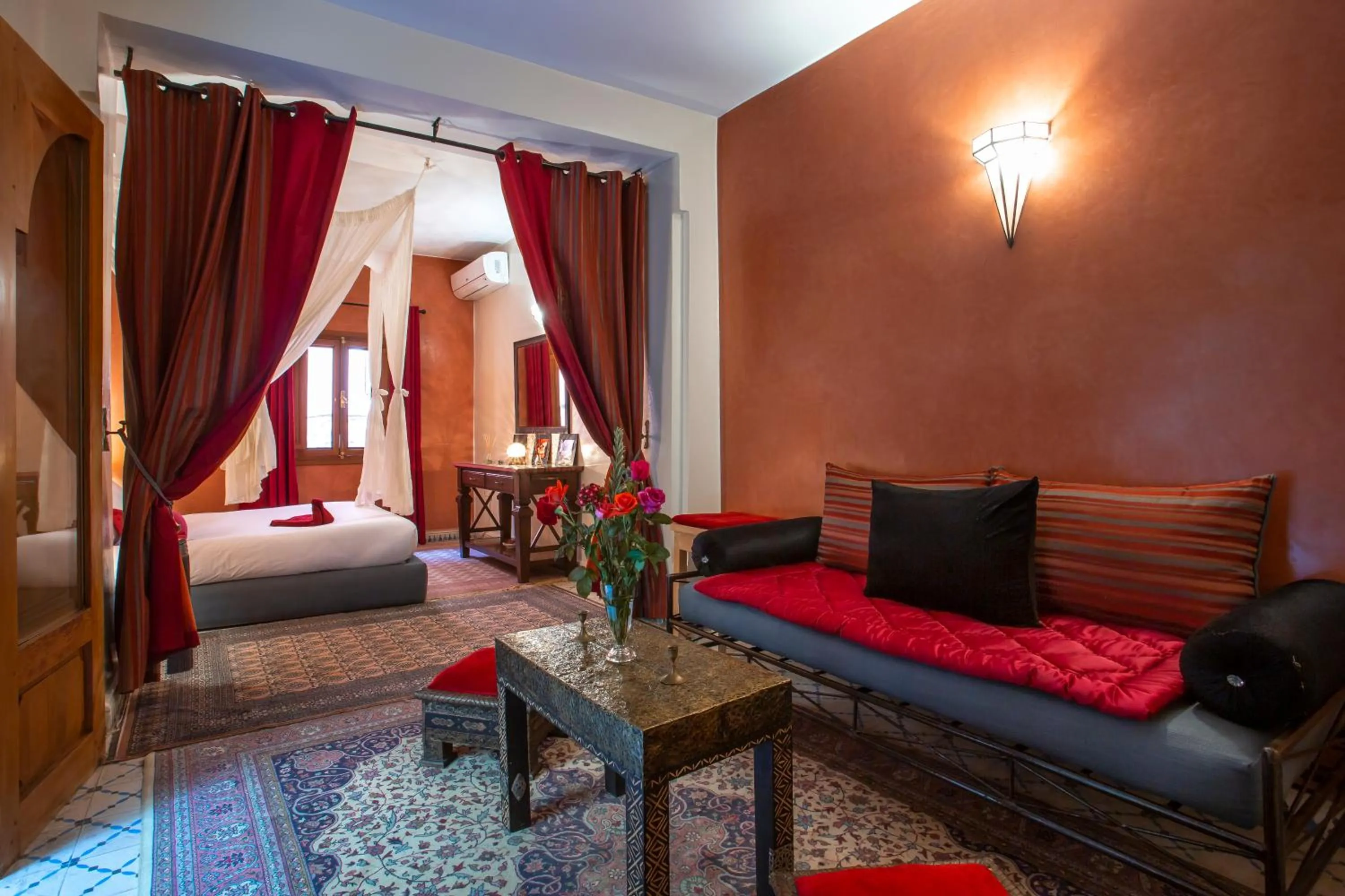 Living room, Bed in Riad l'Heure d'Eté