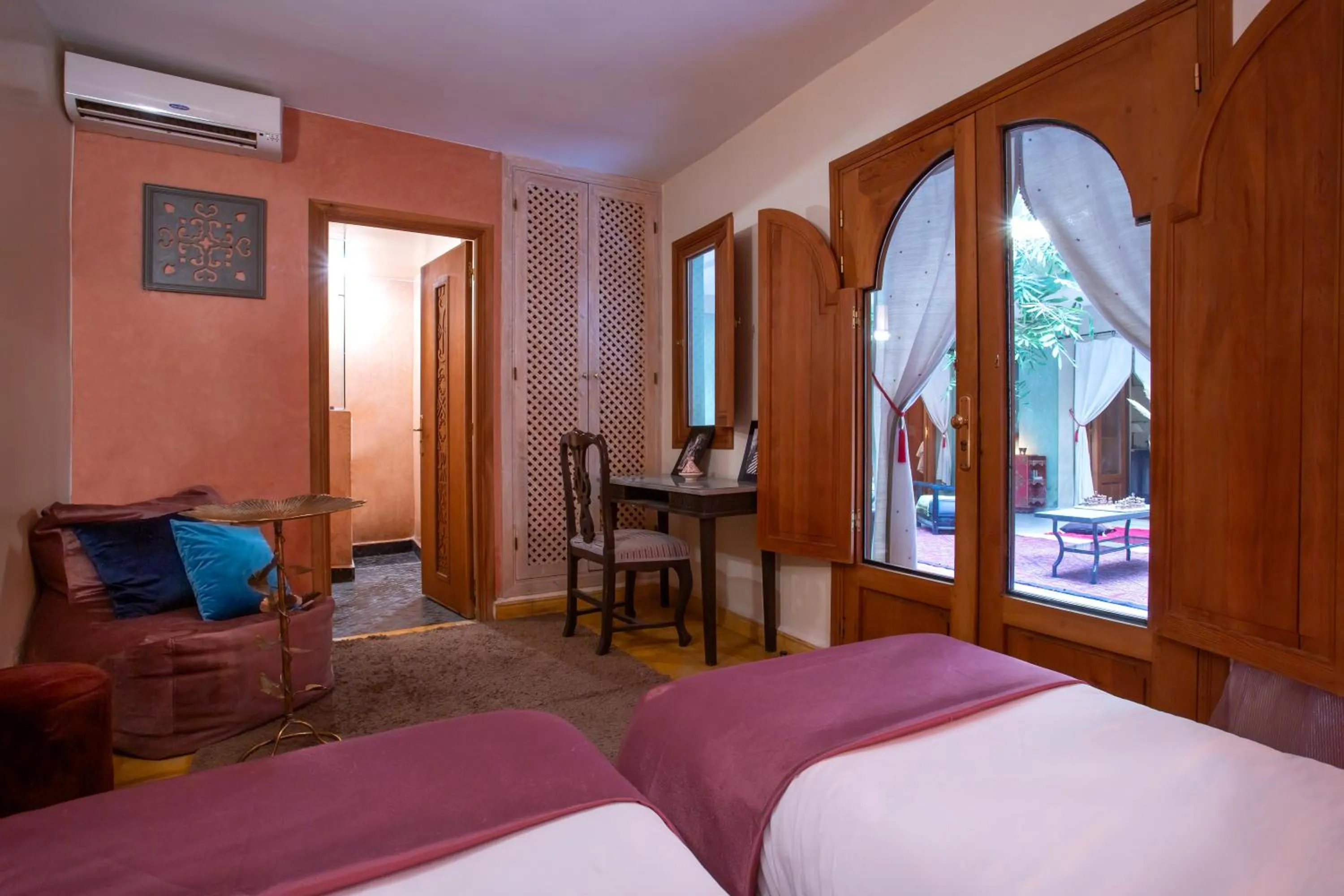 Photo of the whole room, Bed in Riad l'Heure d'Eté