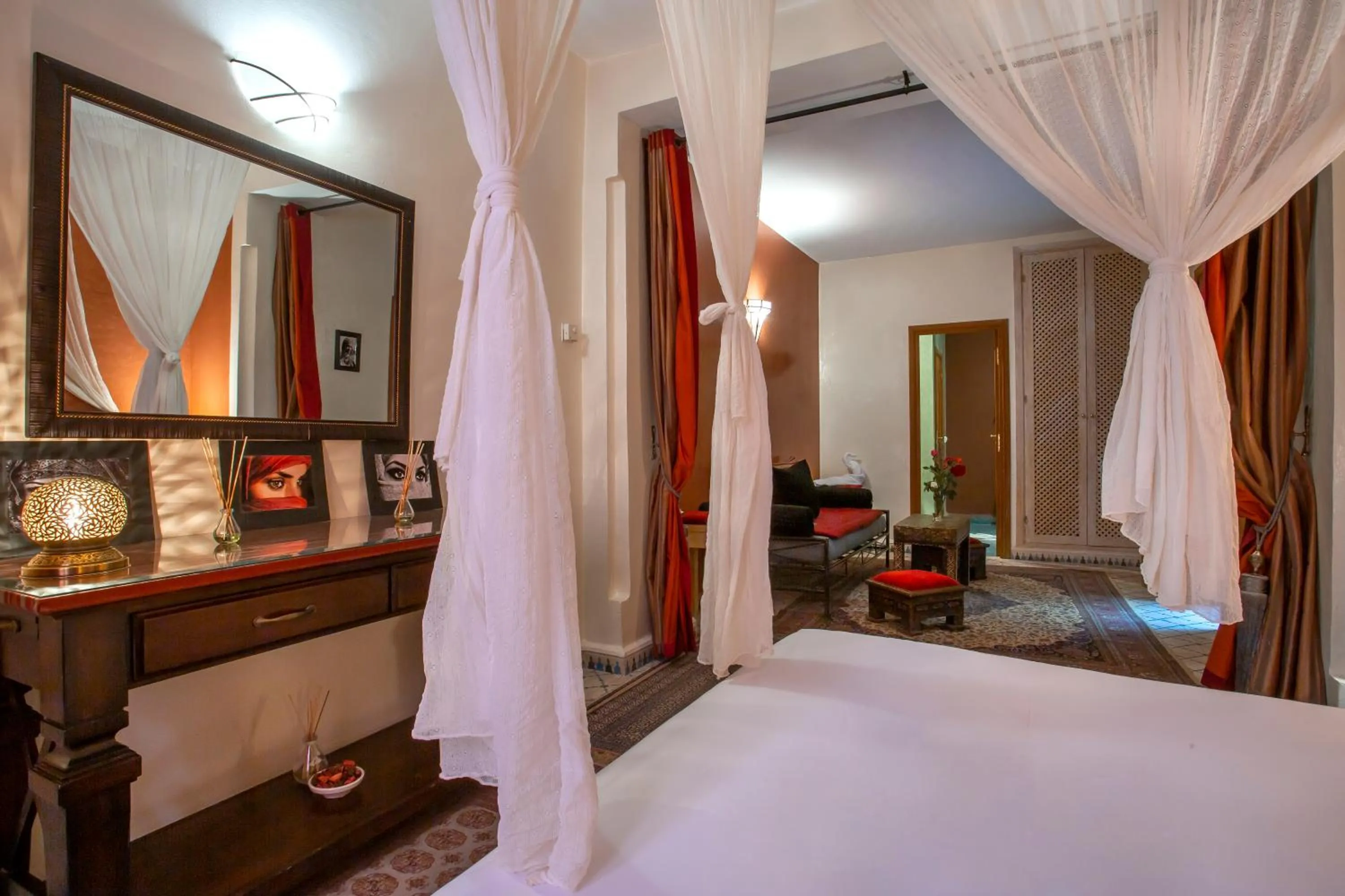 Bed in Riad l'Heure d'Eté