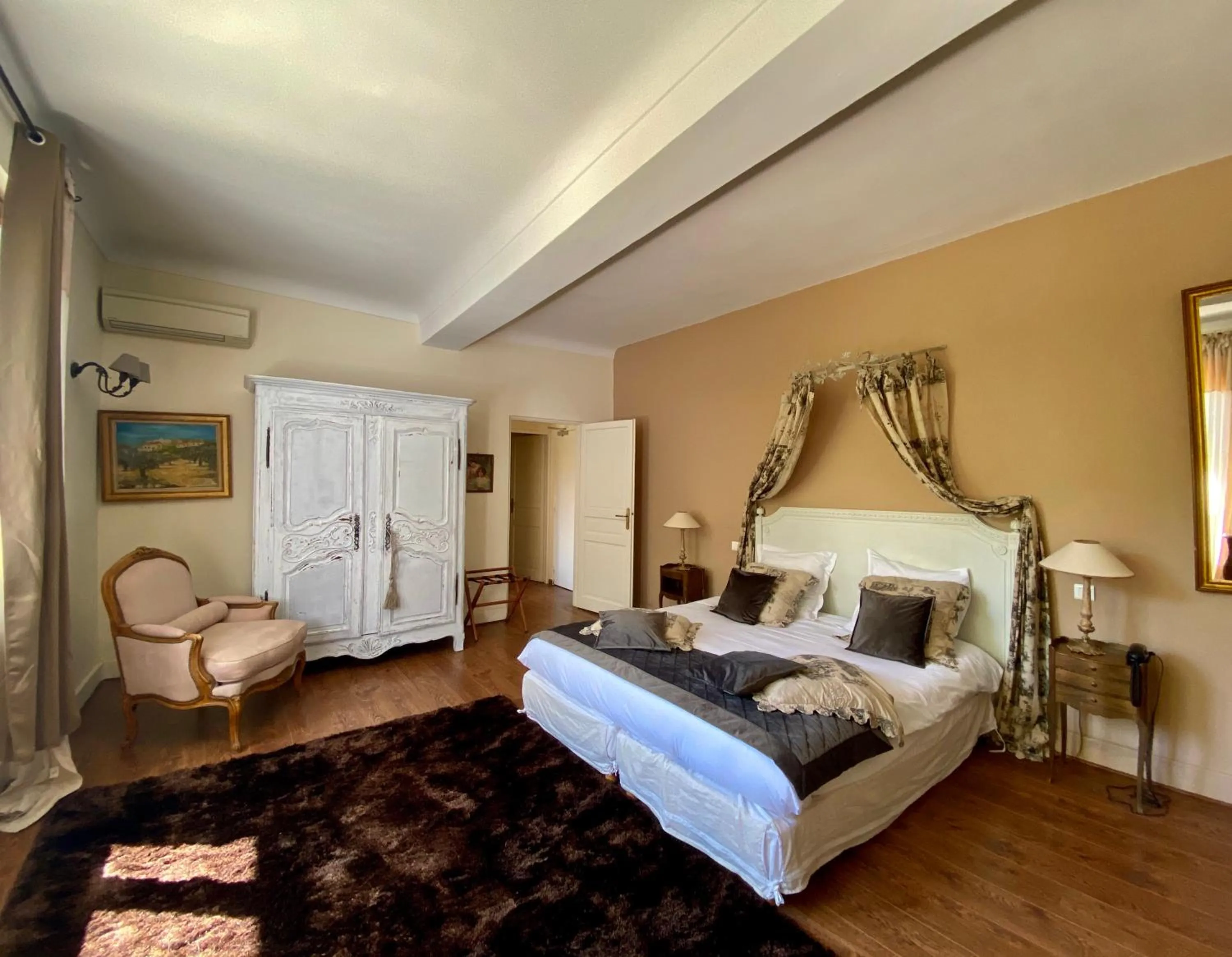 Photo of the whole room in La Bastide Du Bois Breant