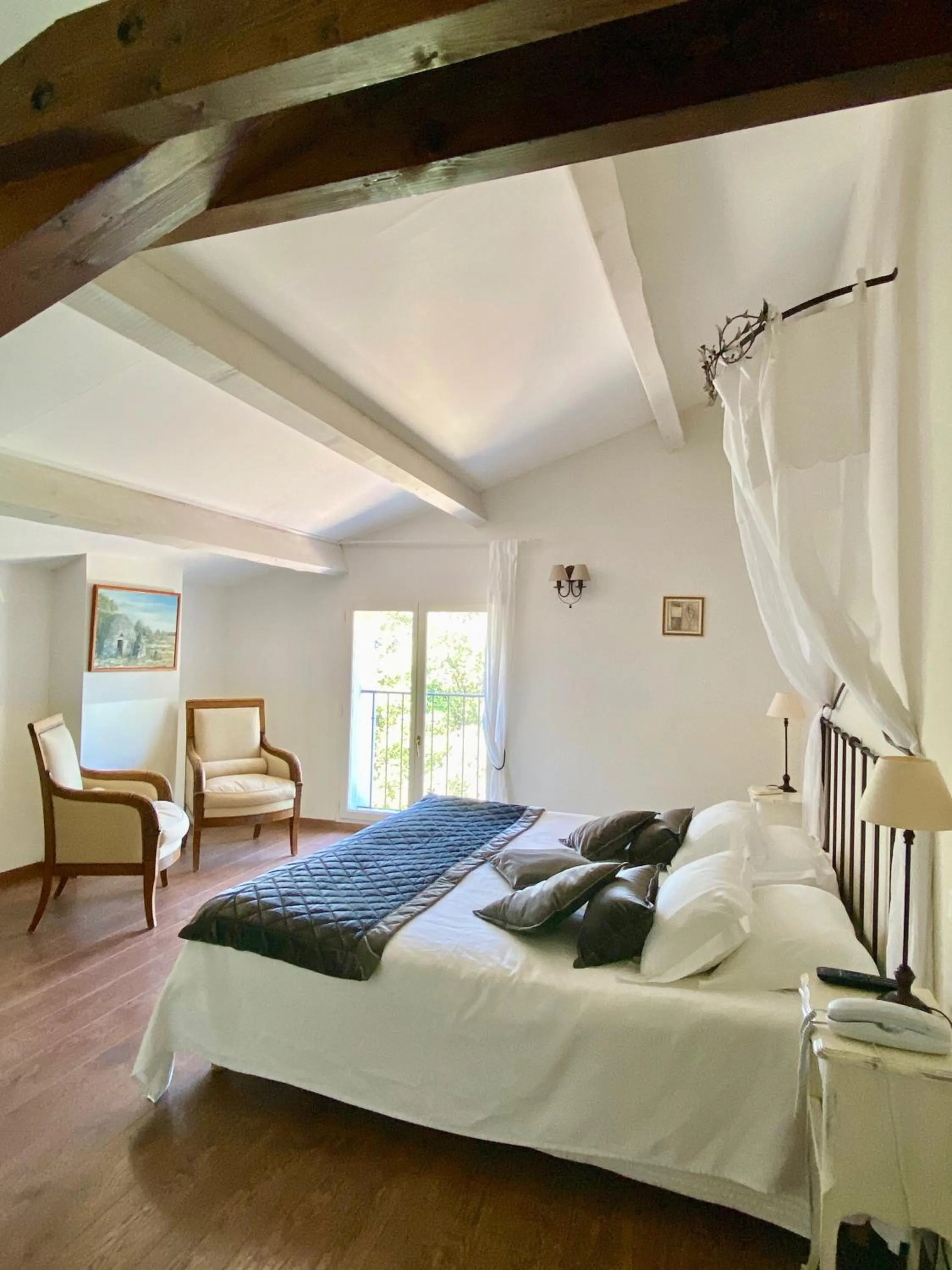 Photo of the whole room in La Bastide Du Bois Breant