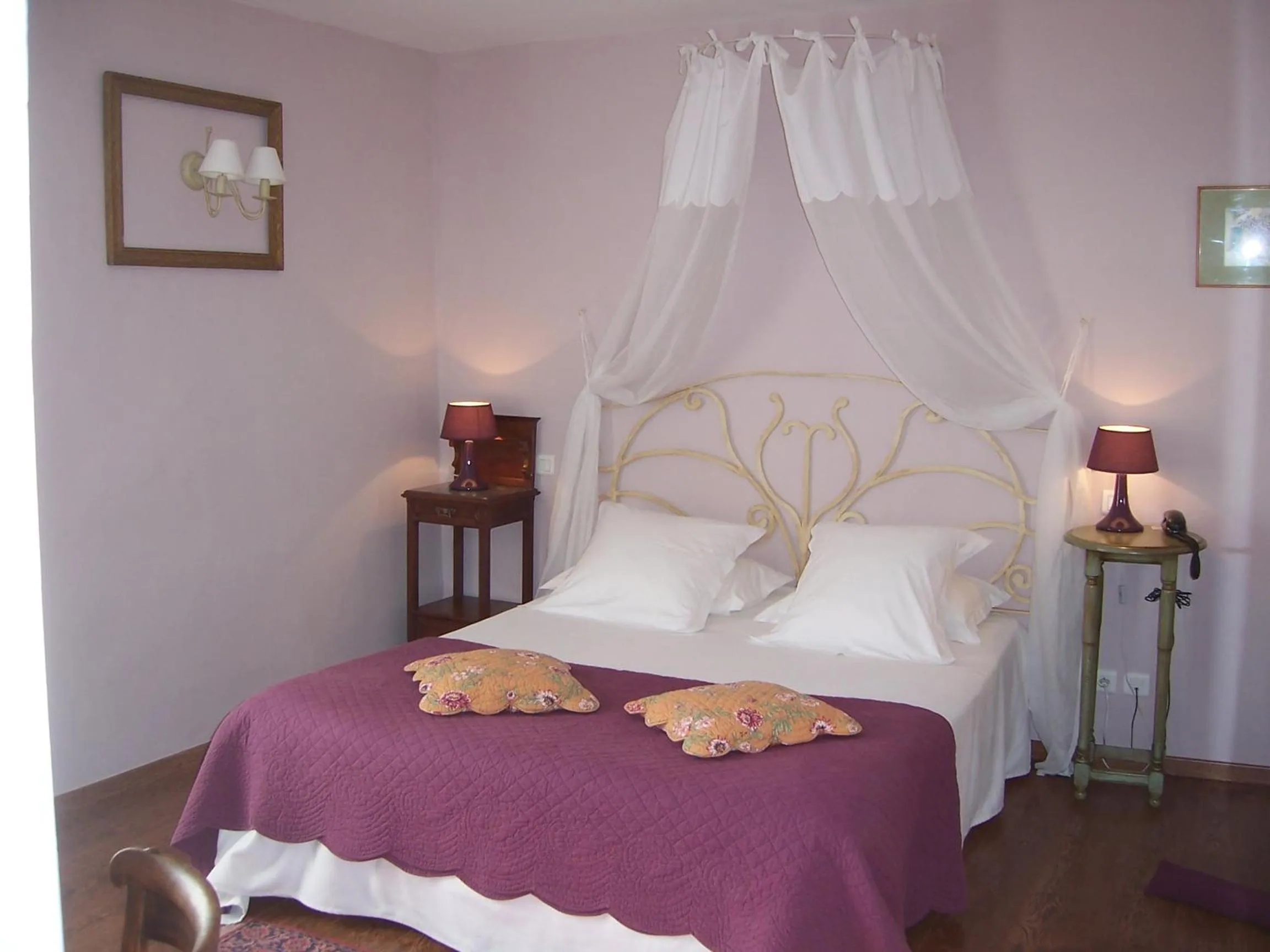 Photo of the whole room in La Bastide Du Bois Breant