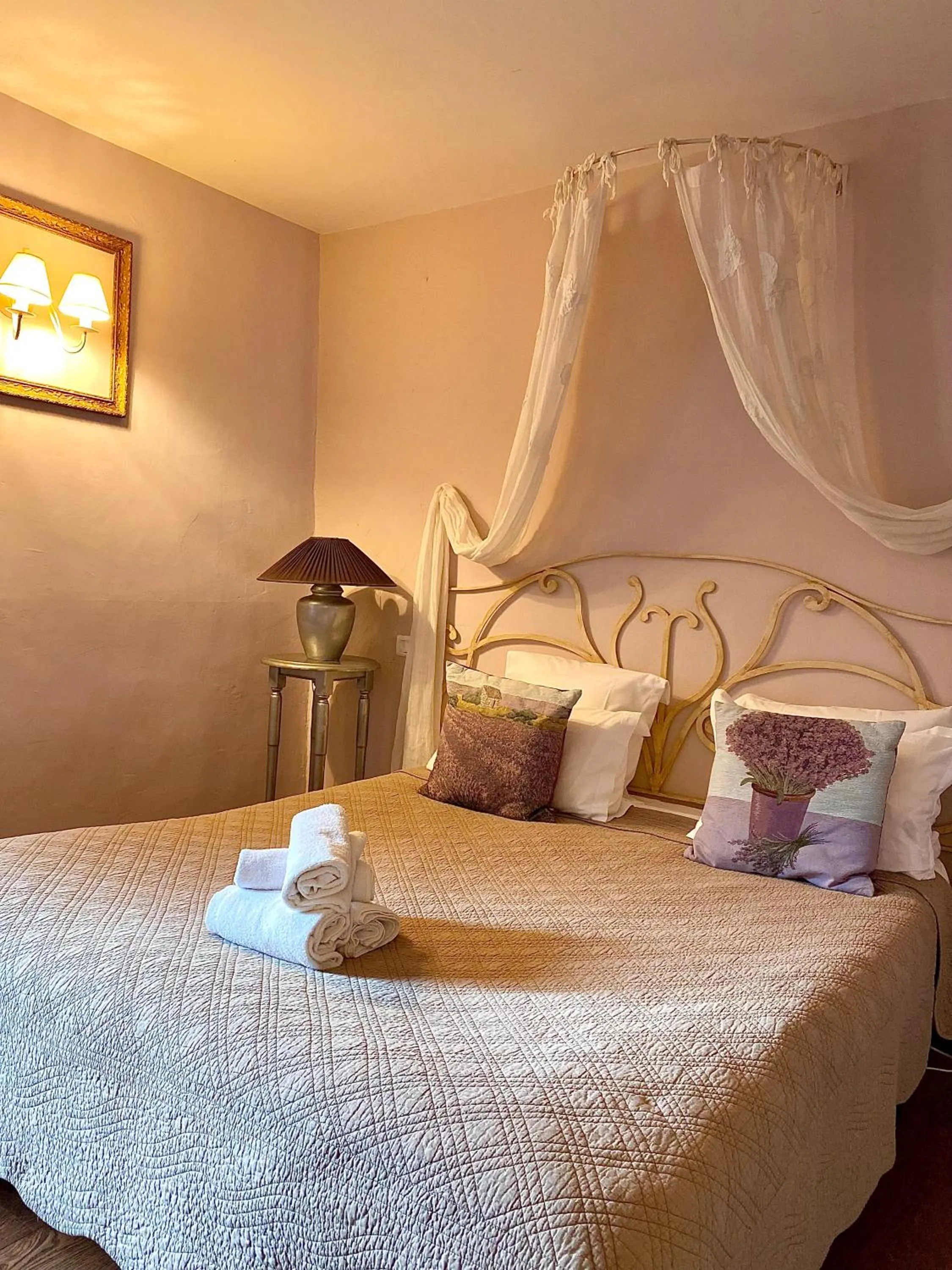 Photo of the whole room in La Bastide Du Bois Breant