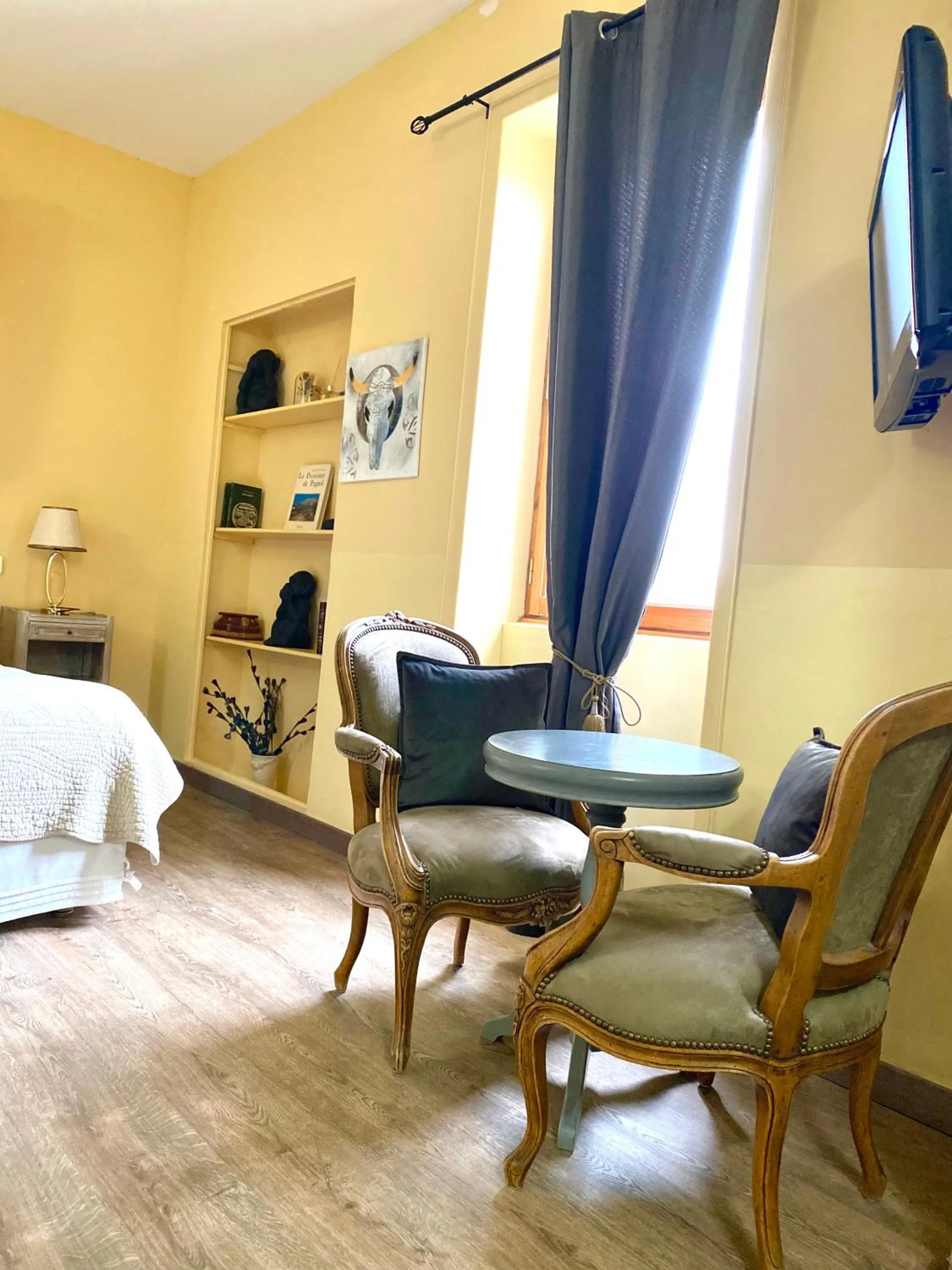 Photo of the whole room in La Bastide Du Bois Breant