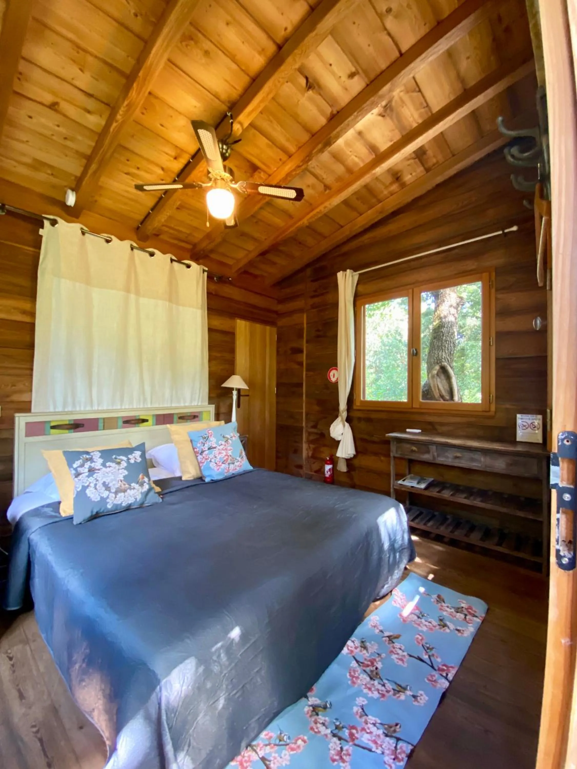 Photo of the whole room in La Bastide Du Bois Breant