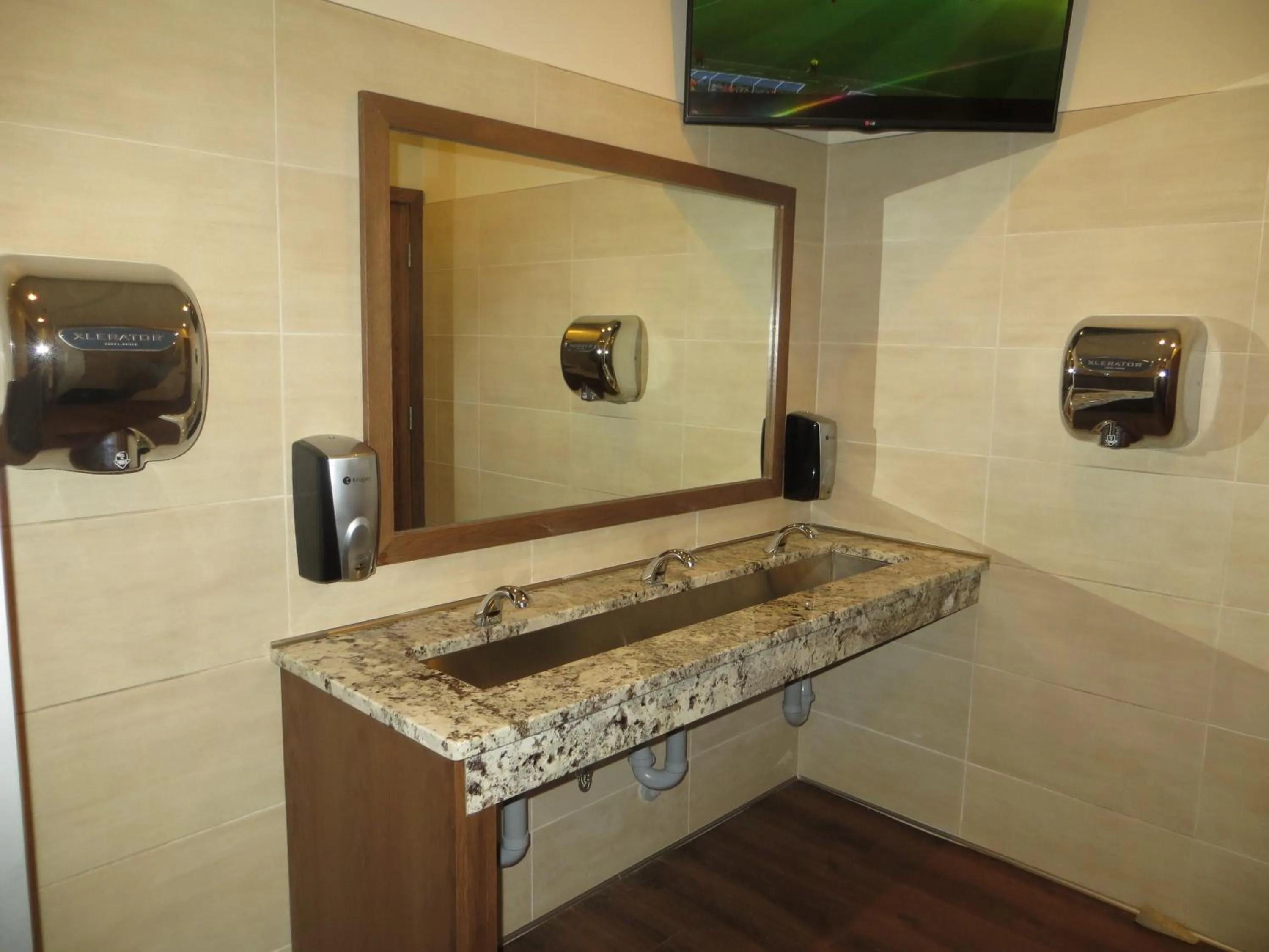 Toilet in Airport Motor Inn