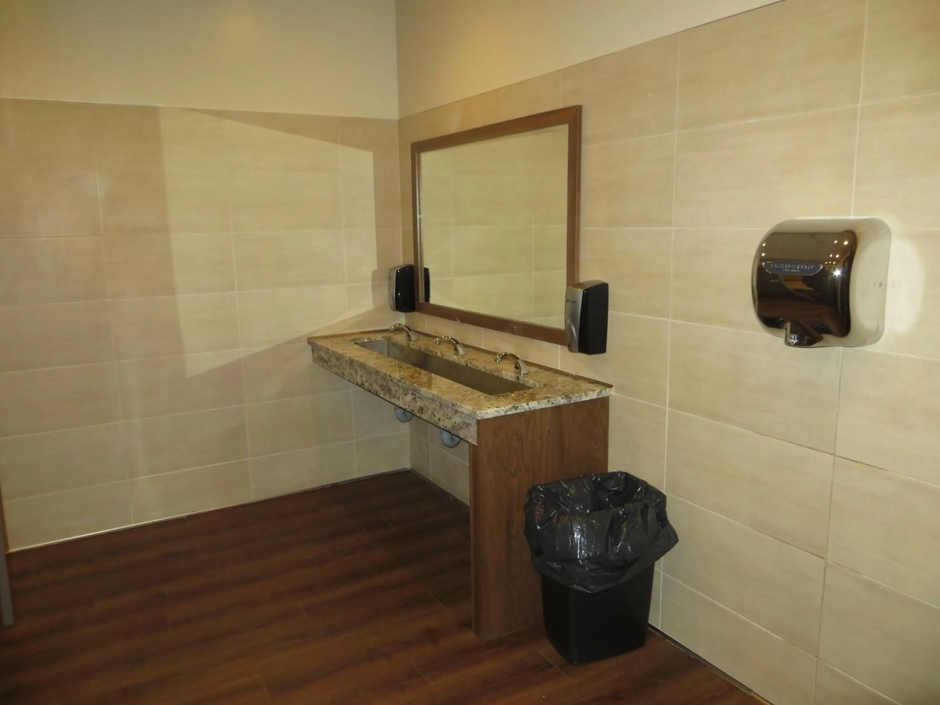 Toilet in Airport Motor Inn