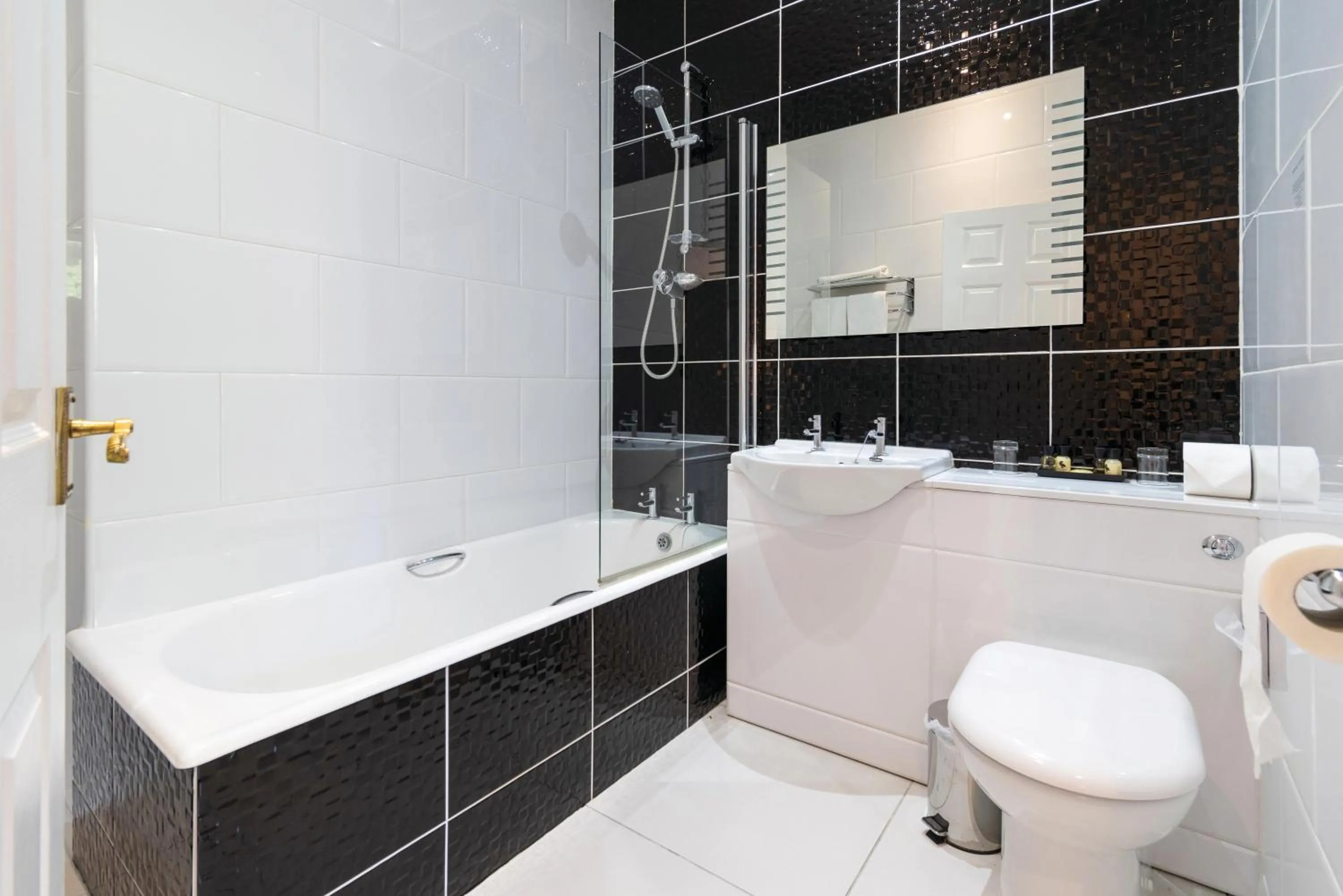 Shower in Bron Eifion Hotel