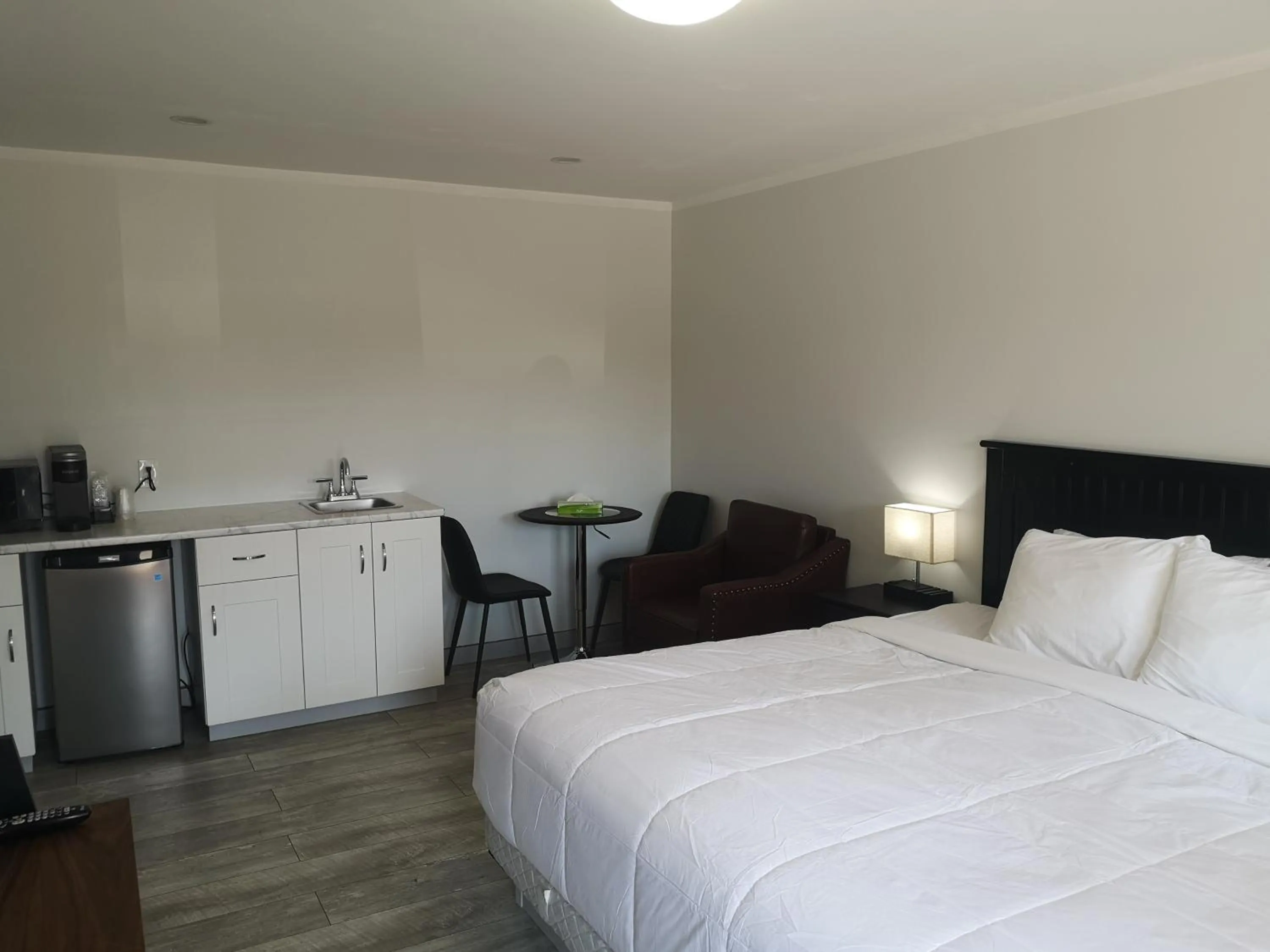 Bed in Almo Court Motel