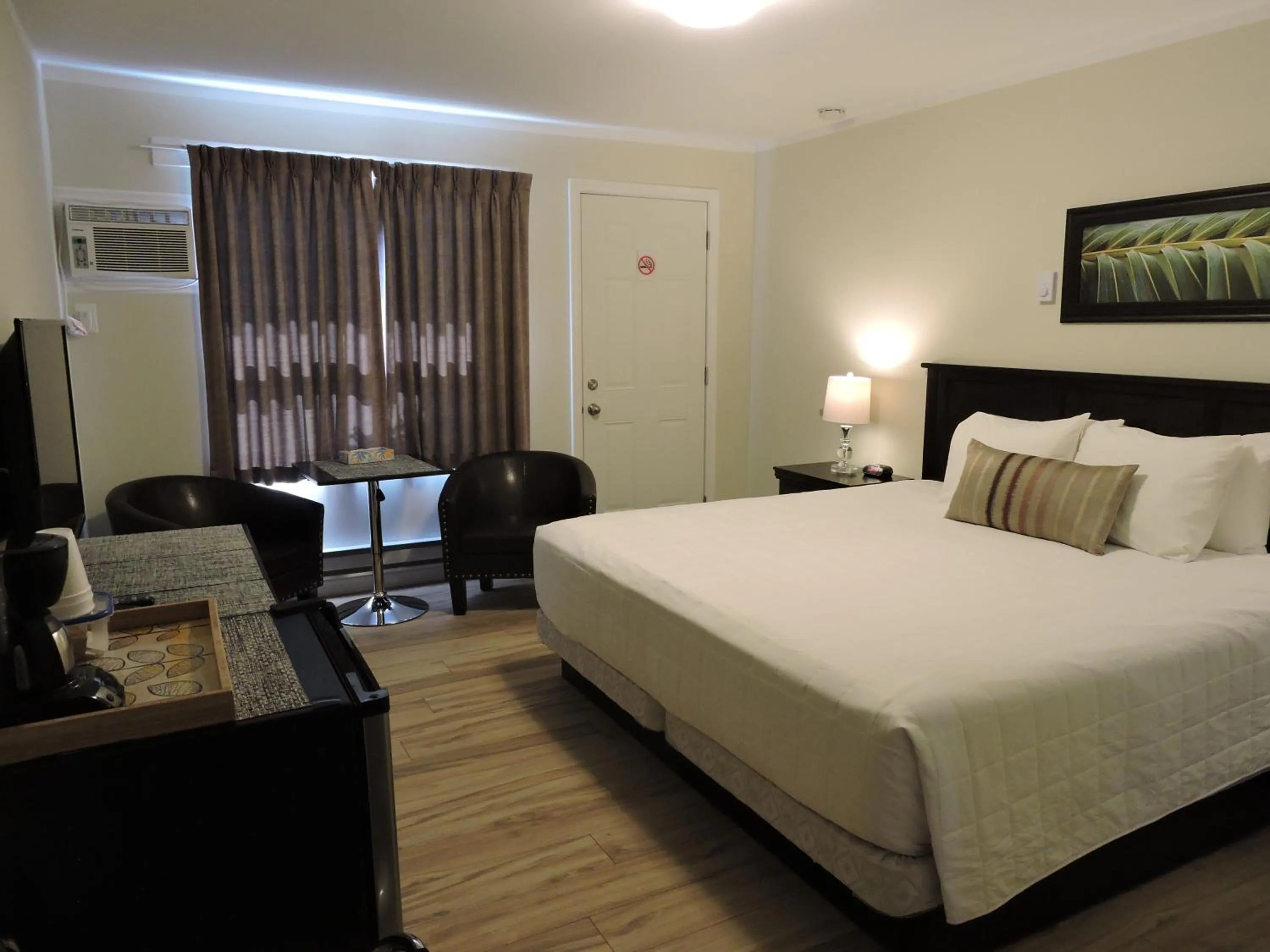 Photo of the whole room, Bed in Almo Court Motel