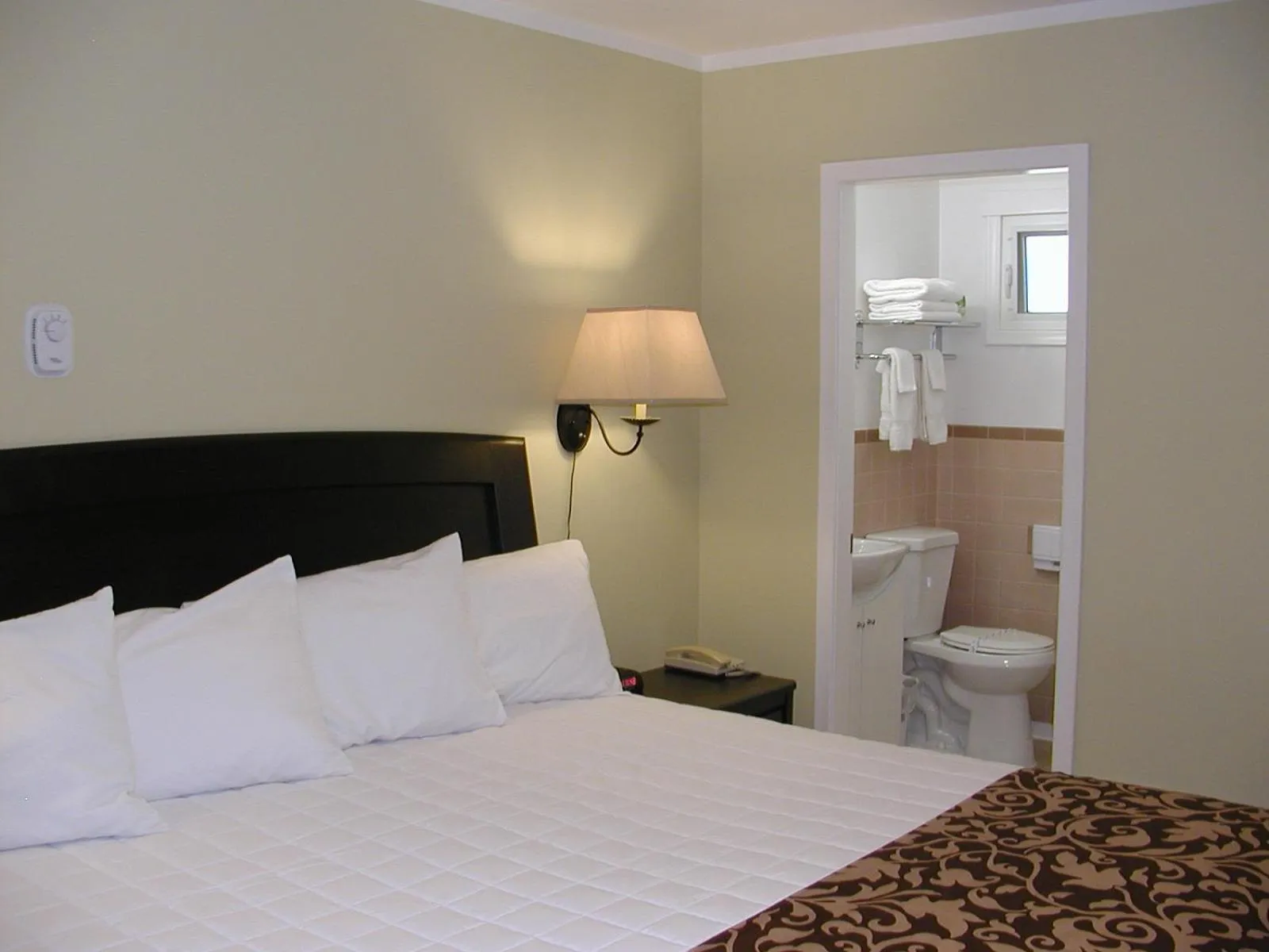 Photo of the whole room, Bed in Almo Court Motel