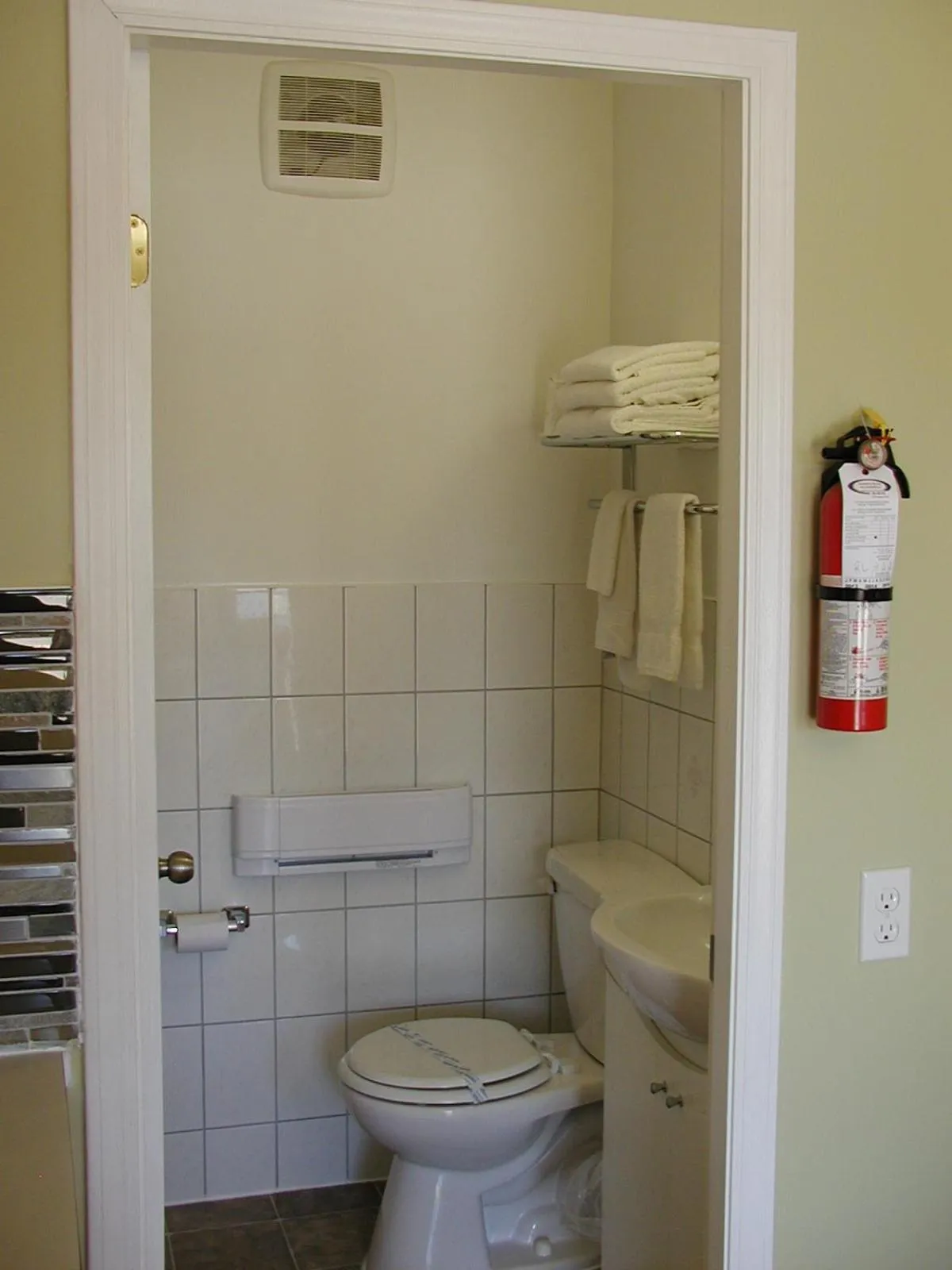 Toilet in Almo Court Motel