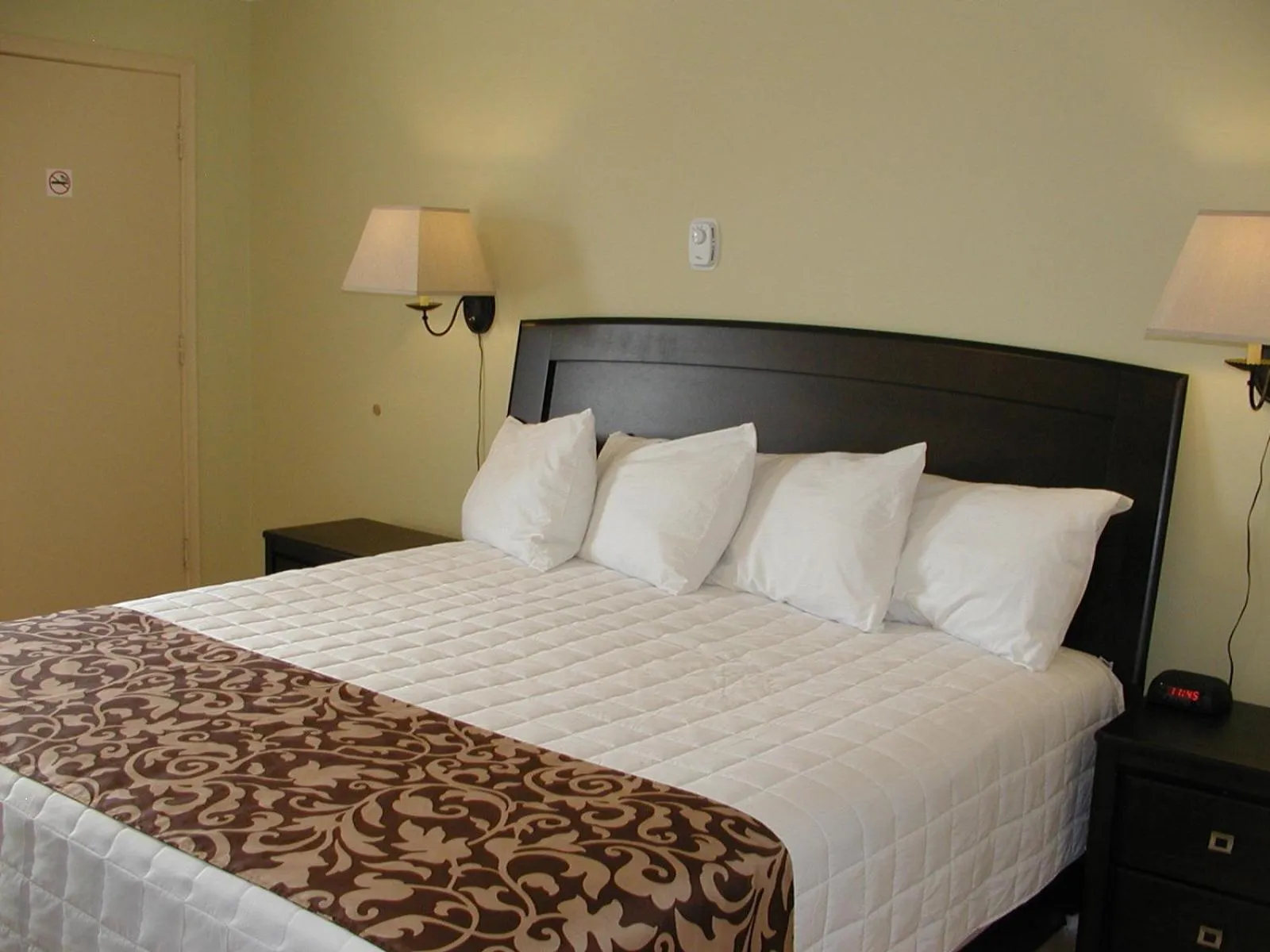 Bed in Almo Court Motel