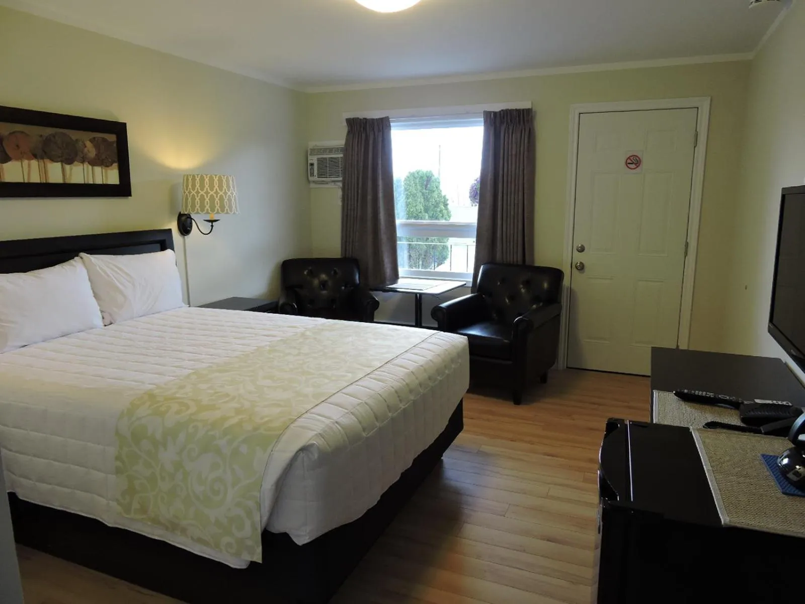 Photo of the whole room, Bed in Almo Court Motel