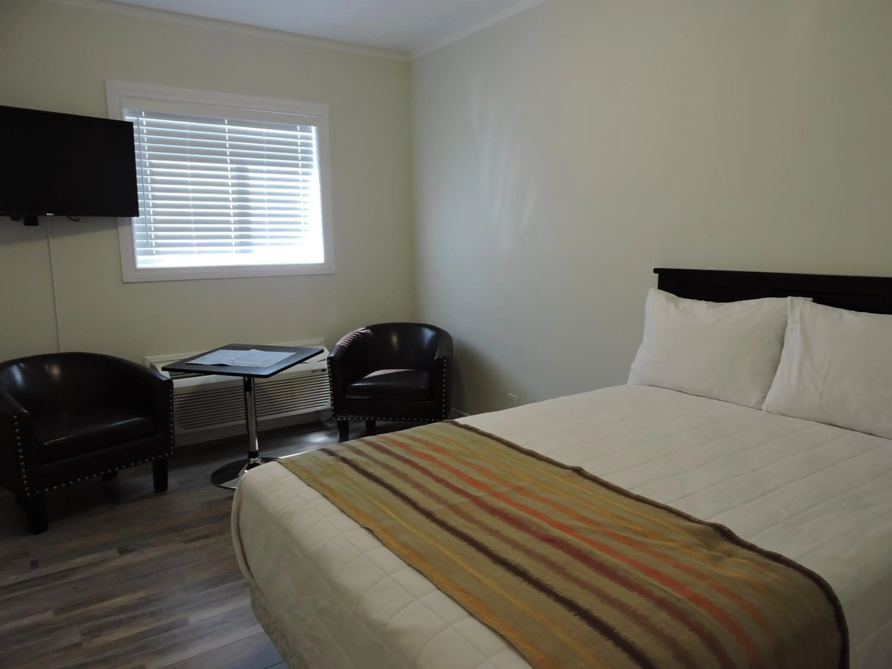 Bed in Almo Court Motel