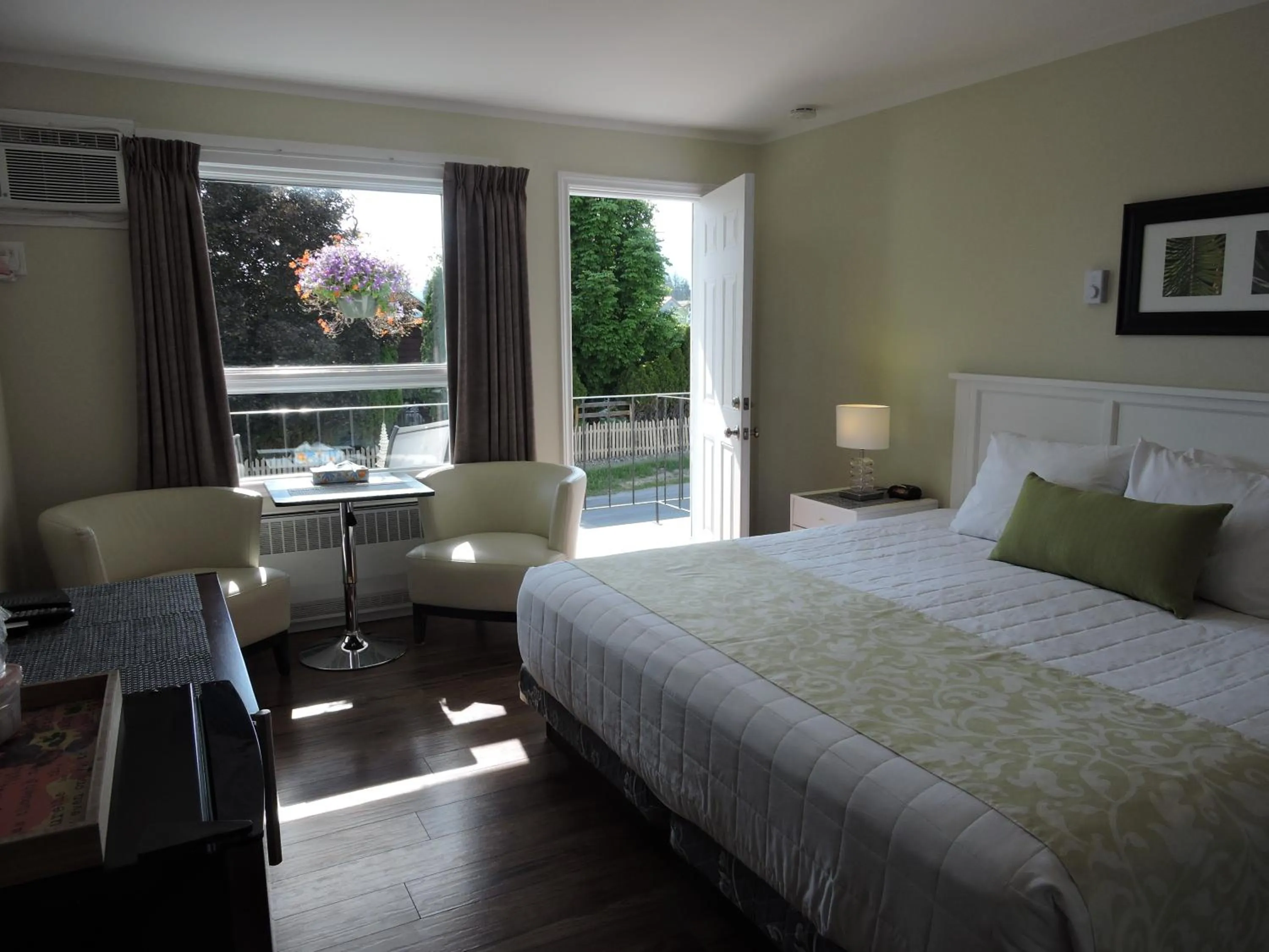 Photo of the whole room, Bed in Almo Court Motel