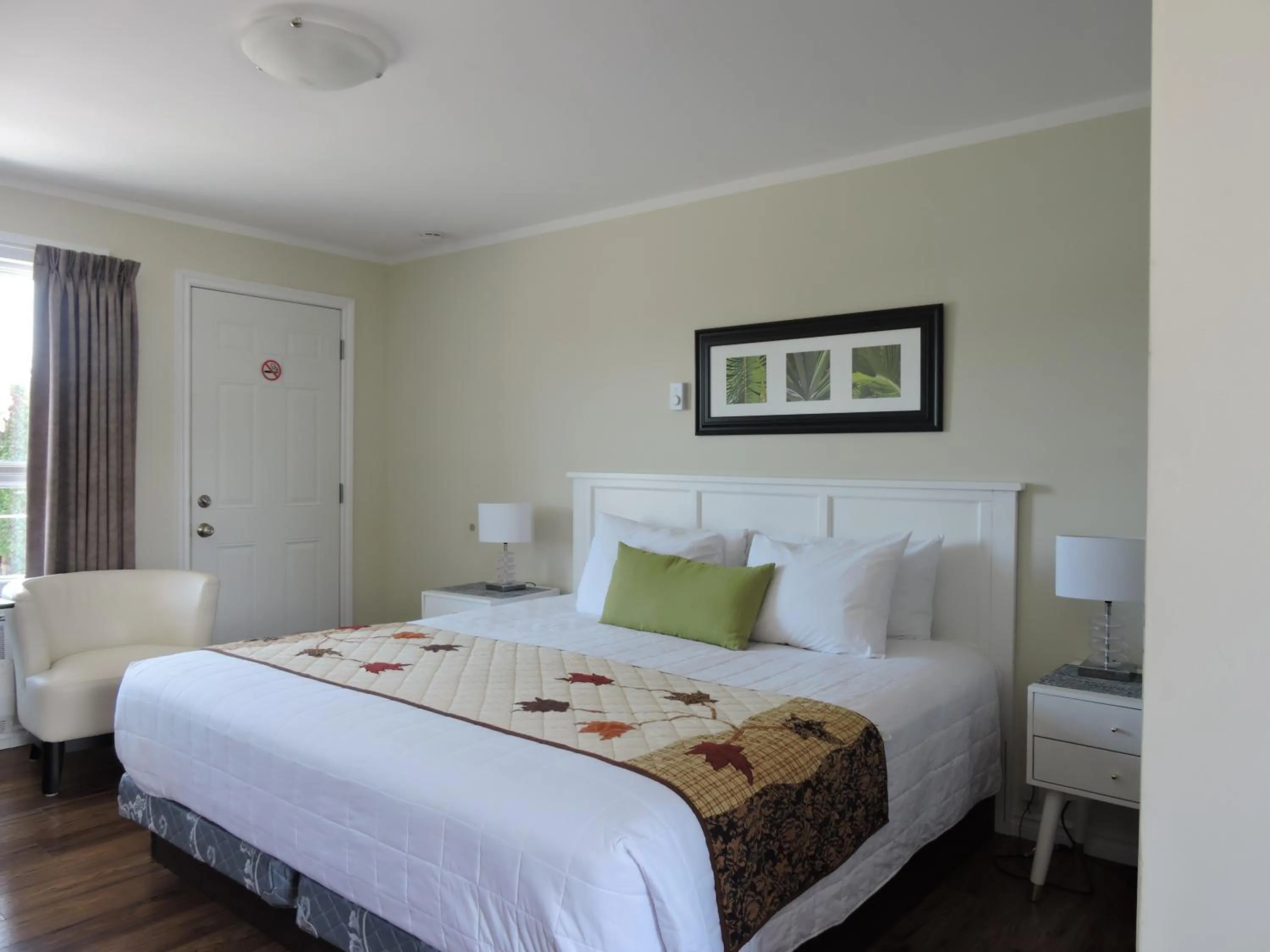 Bed in Almo Court Motel