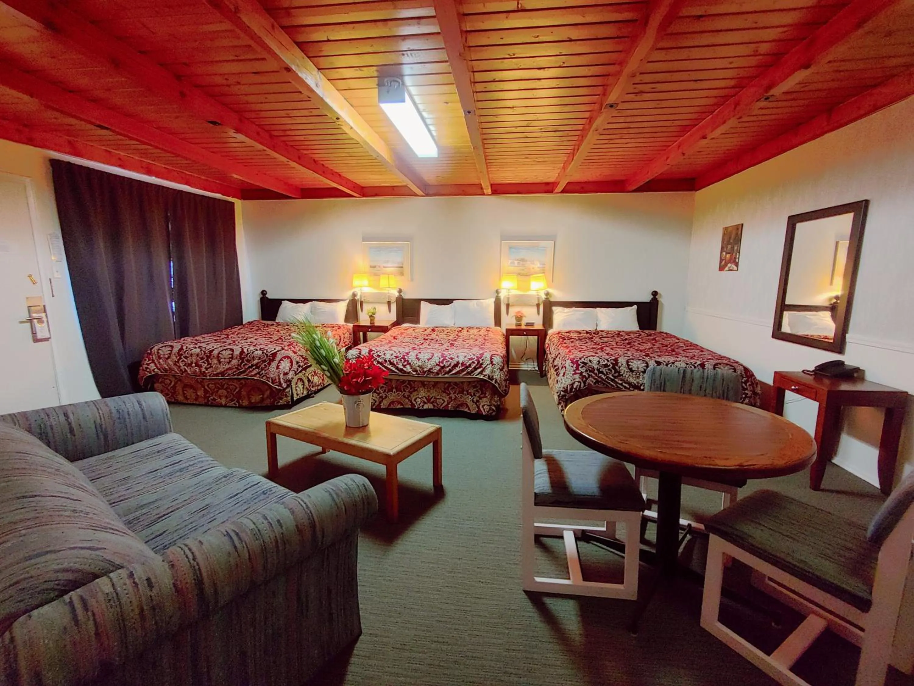 Bed in Kootenay Country Inn