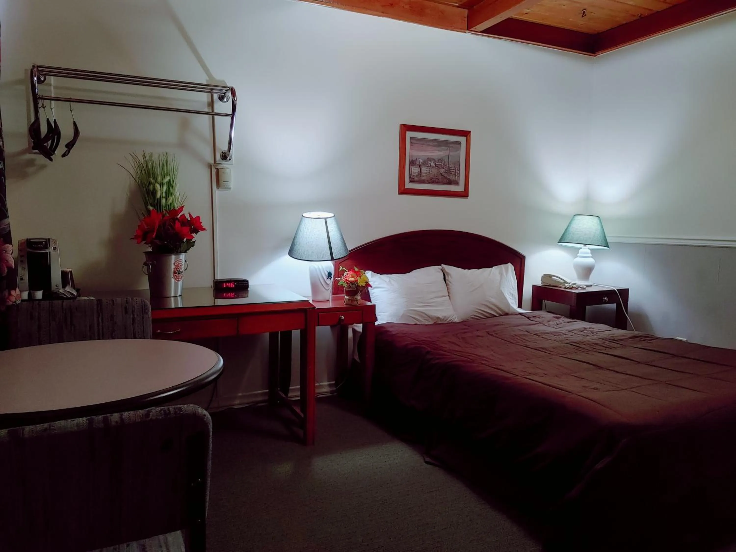 Bed in Kootenay Country Inn