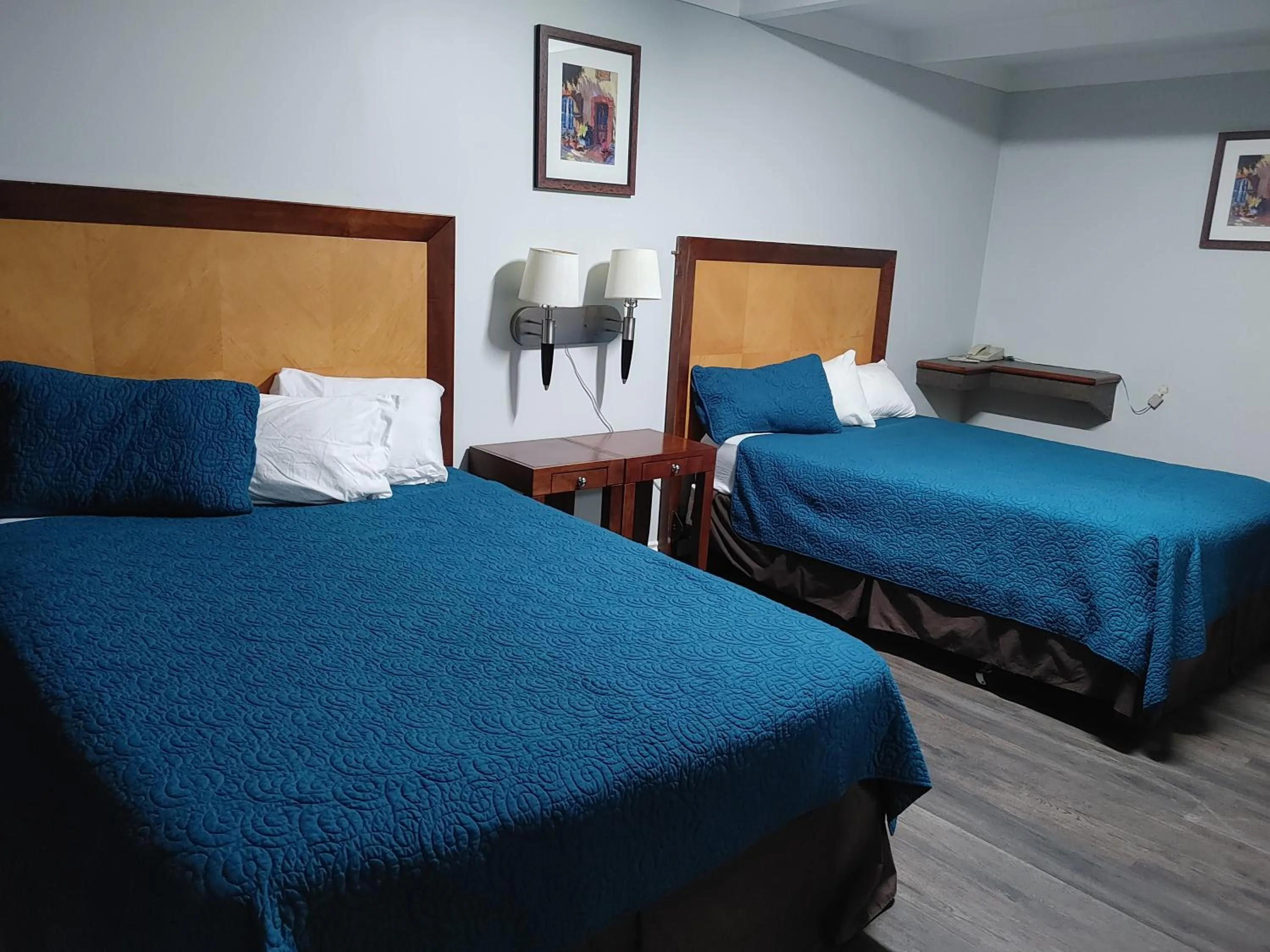 Bed in Kootenay Country Inn