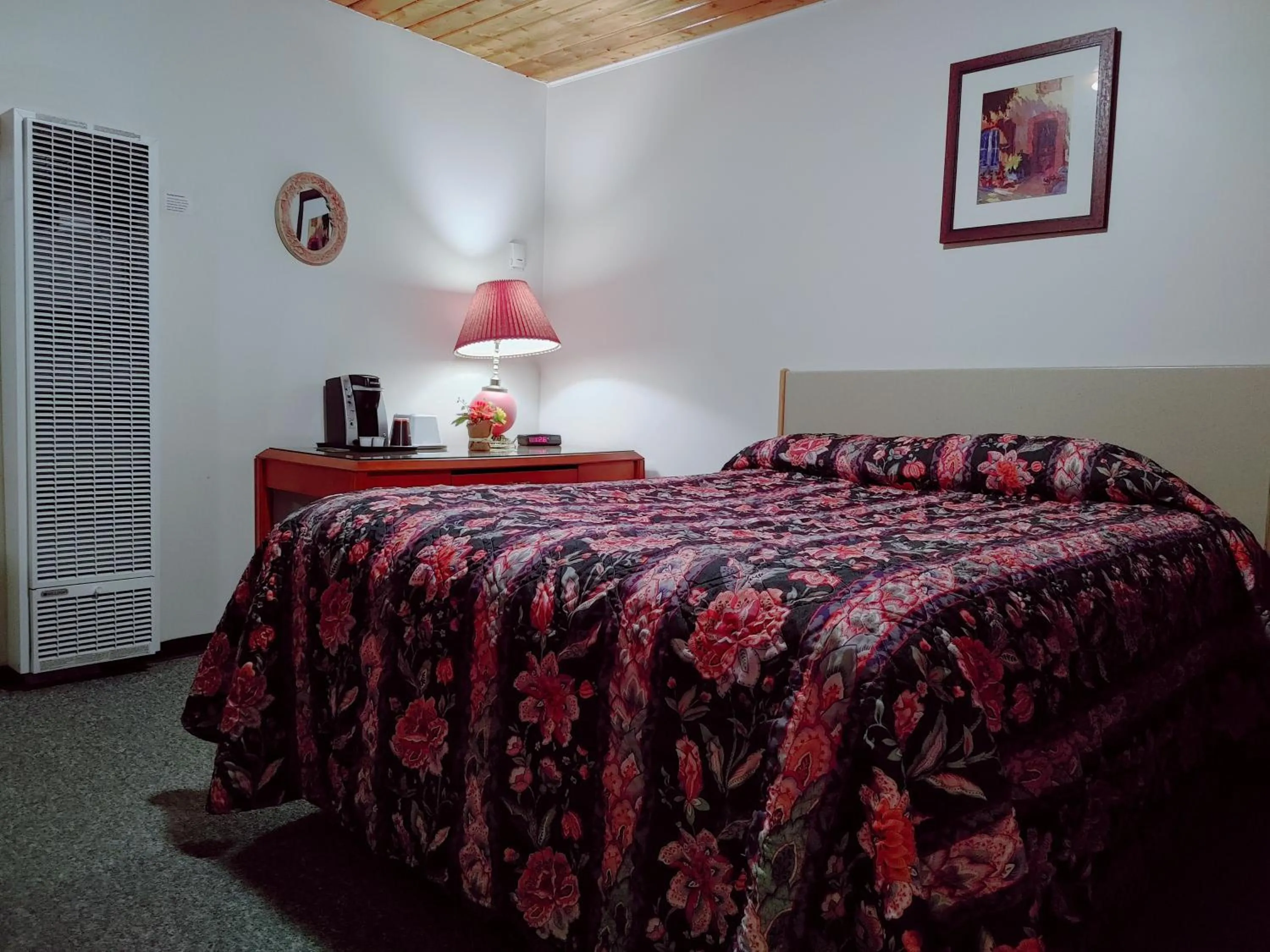 Bed in Kootenay Country Inn