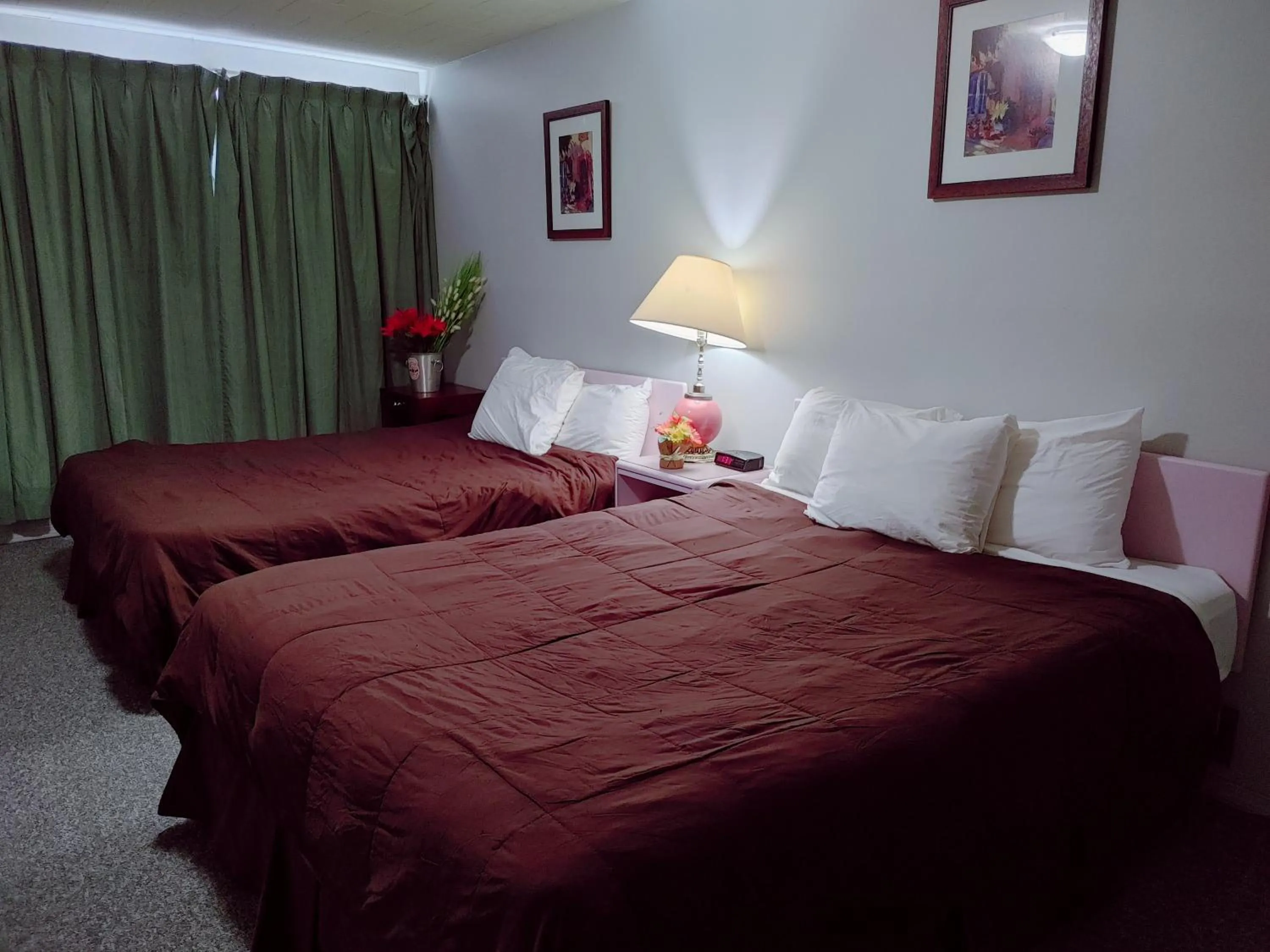 Bed in Kootenay Country Inn