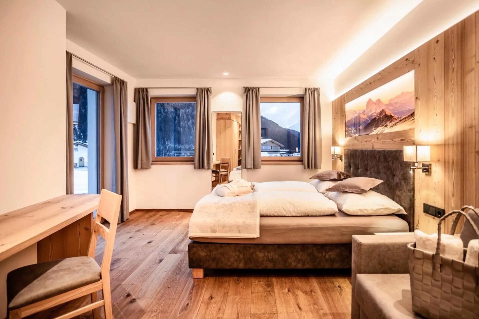 Living room, Bed in Luxury Chalet Plazola