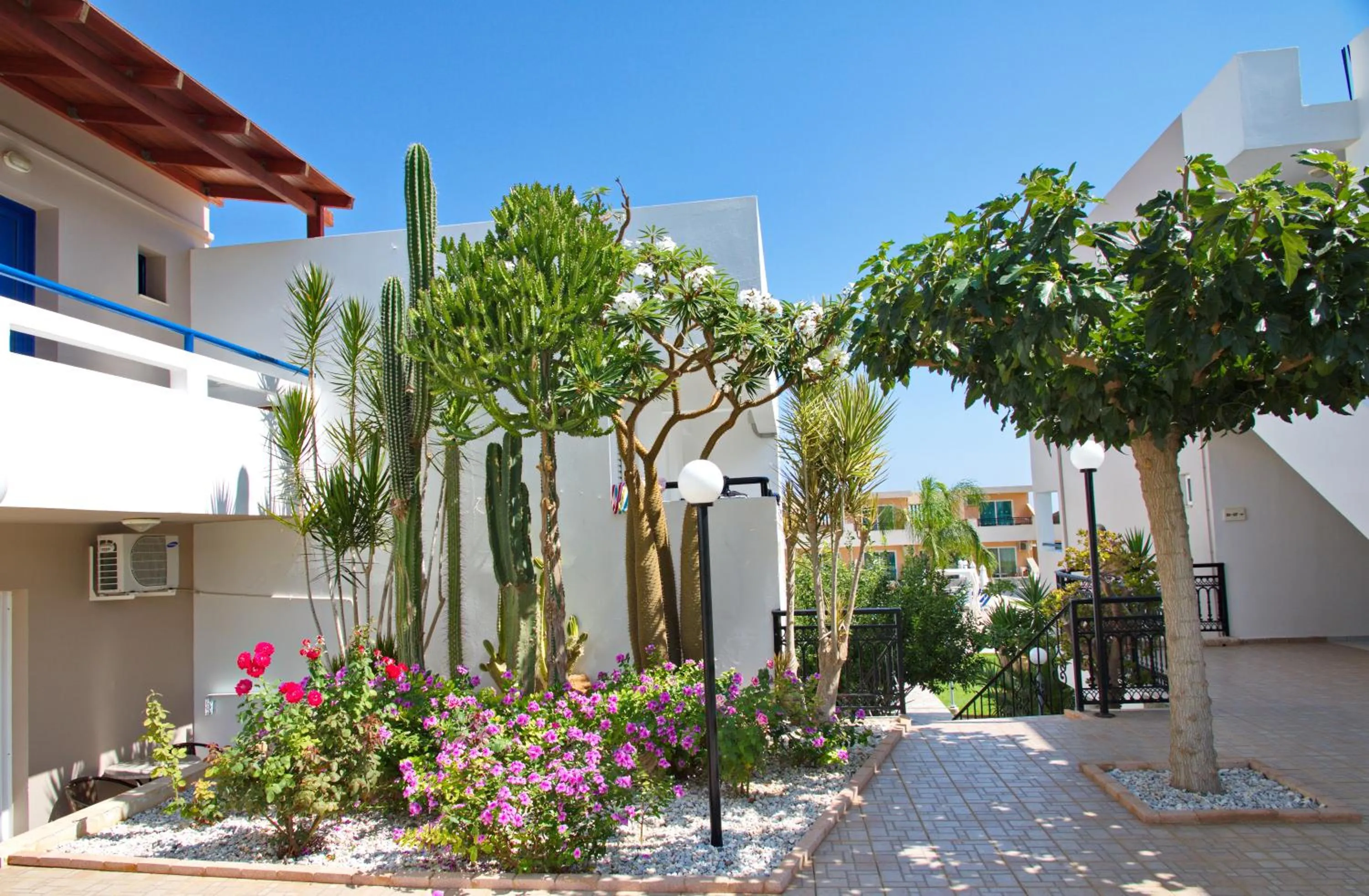 Property building in Maria Rousse