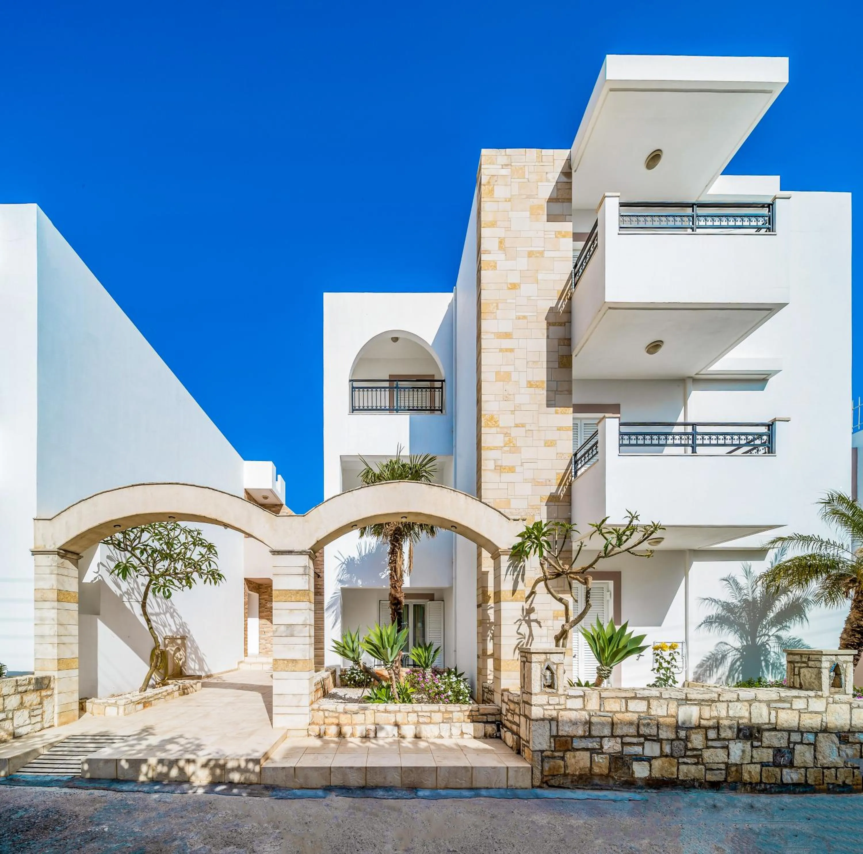 Property building in Maria Rousse