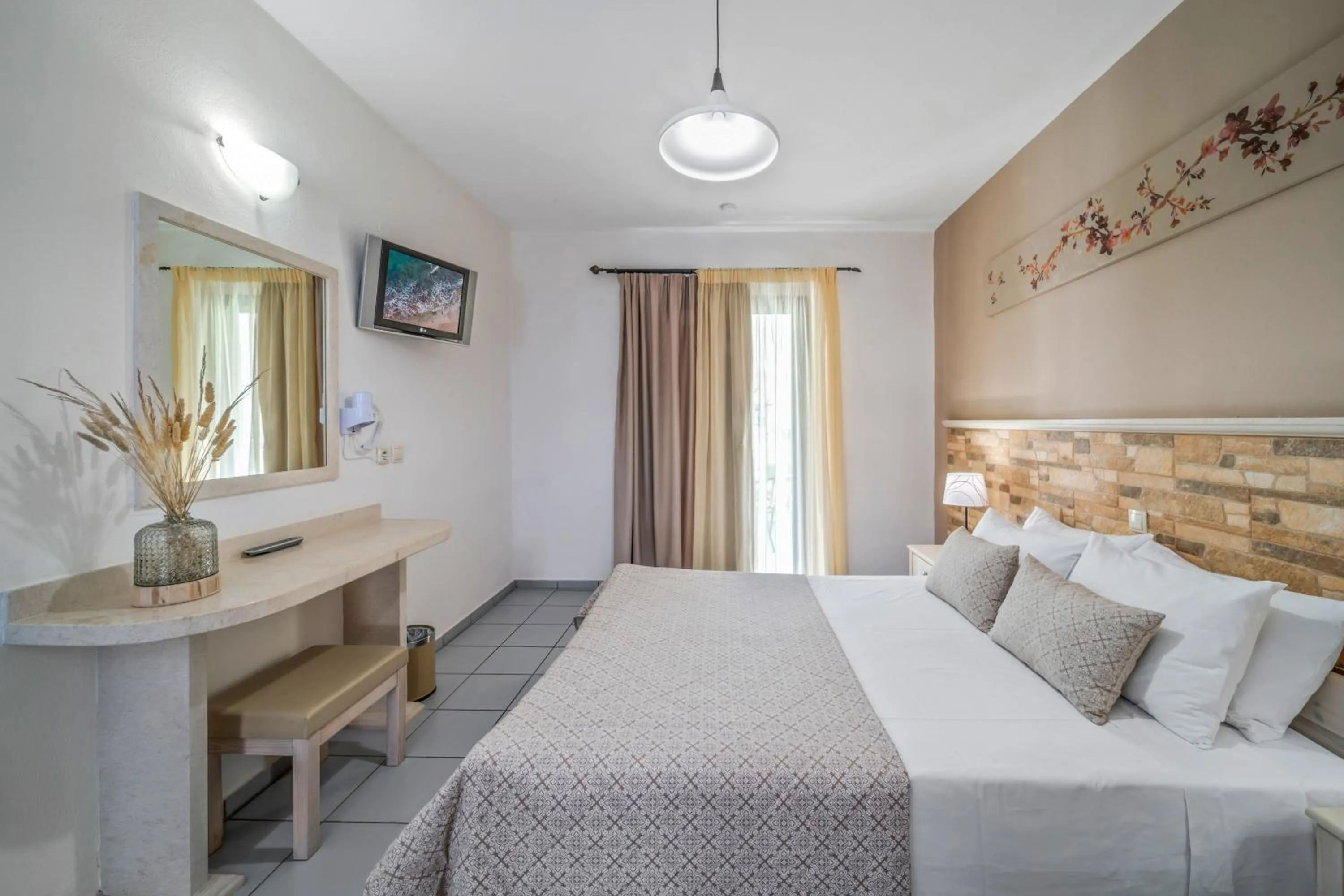 Photo of the whole room, Bed in Maria Rousse