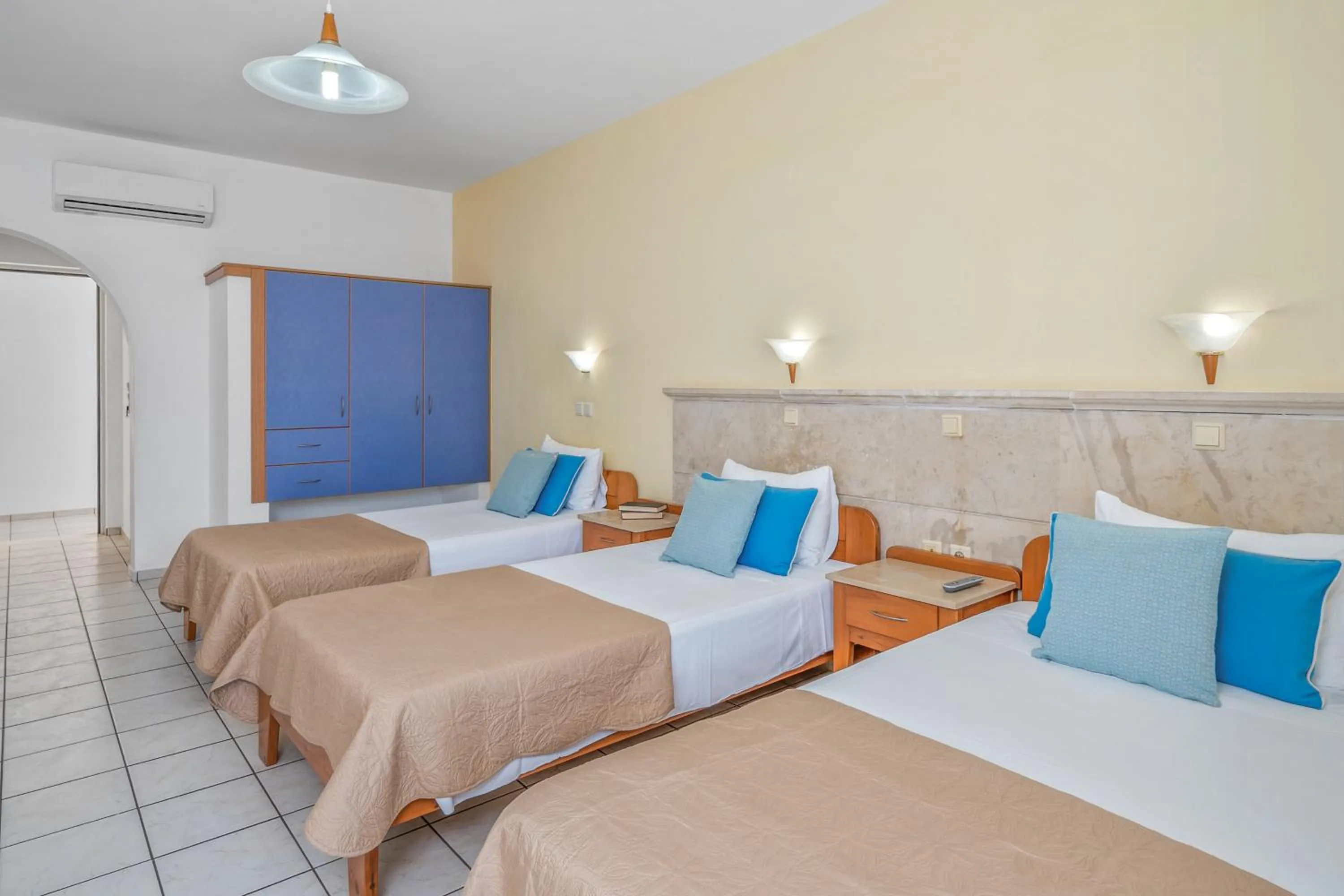 Photo of the whole room, Bed in Maria Rousse